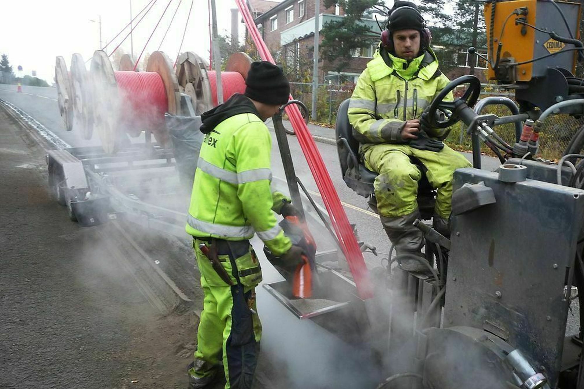 Ryktene om salg av Globalconnect har dukket opp med ujevne mellomrom de seinere årene. Her et bilde av arbeidere som legger fiberrør i smale grøfter i vegbanen. 