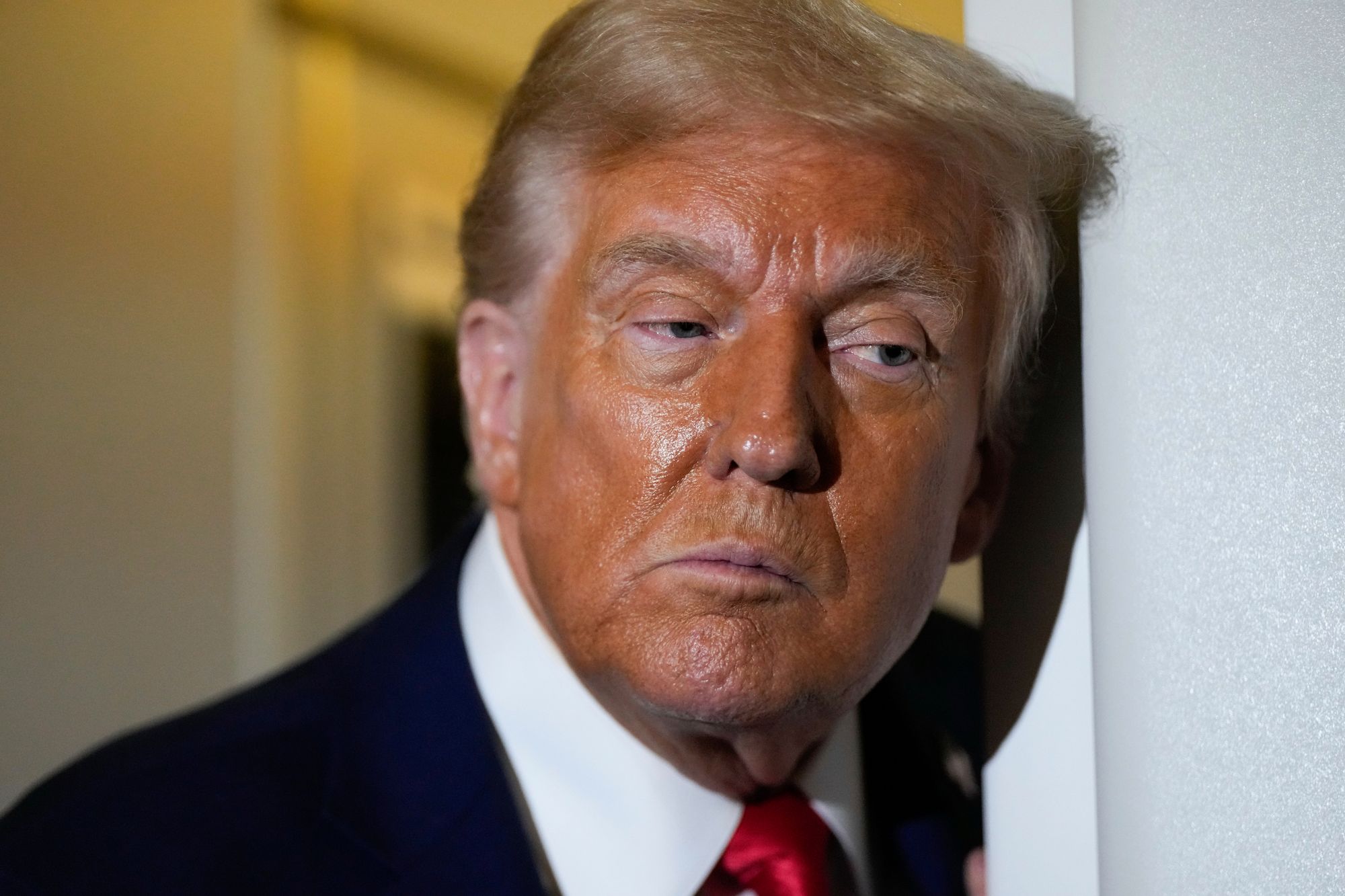 President Donald Trump snakker med journalister om bord på Air Force One etter å ha deltatt i en minneseremoni for den konservative aktivisten Charlie Kirk i Arizona søndag.