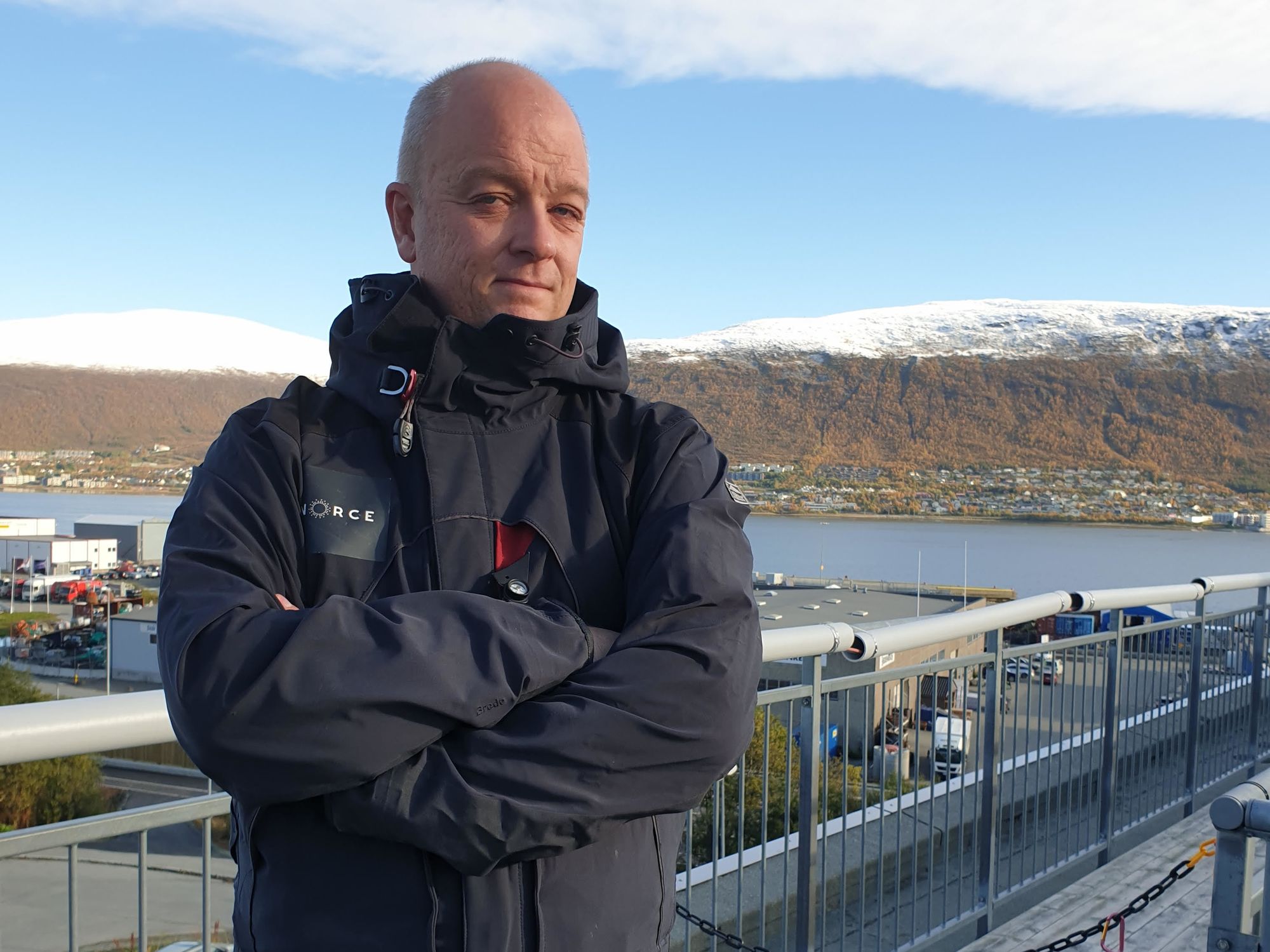 Nils Håheim-Saers ved Norce i Tromsø mener staten tenker sektordelt om dronetrusselen, og etterlyser mer helhetlig tenking.