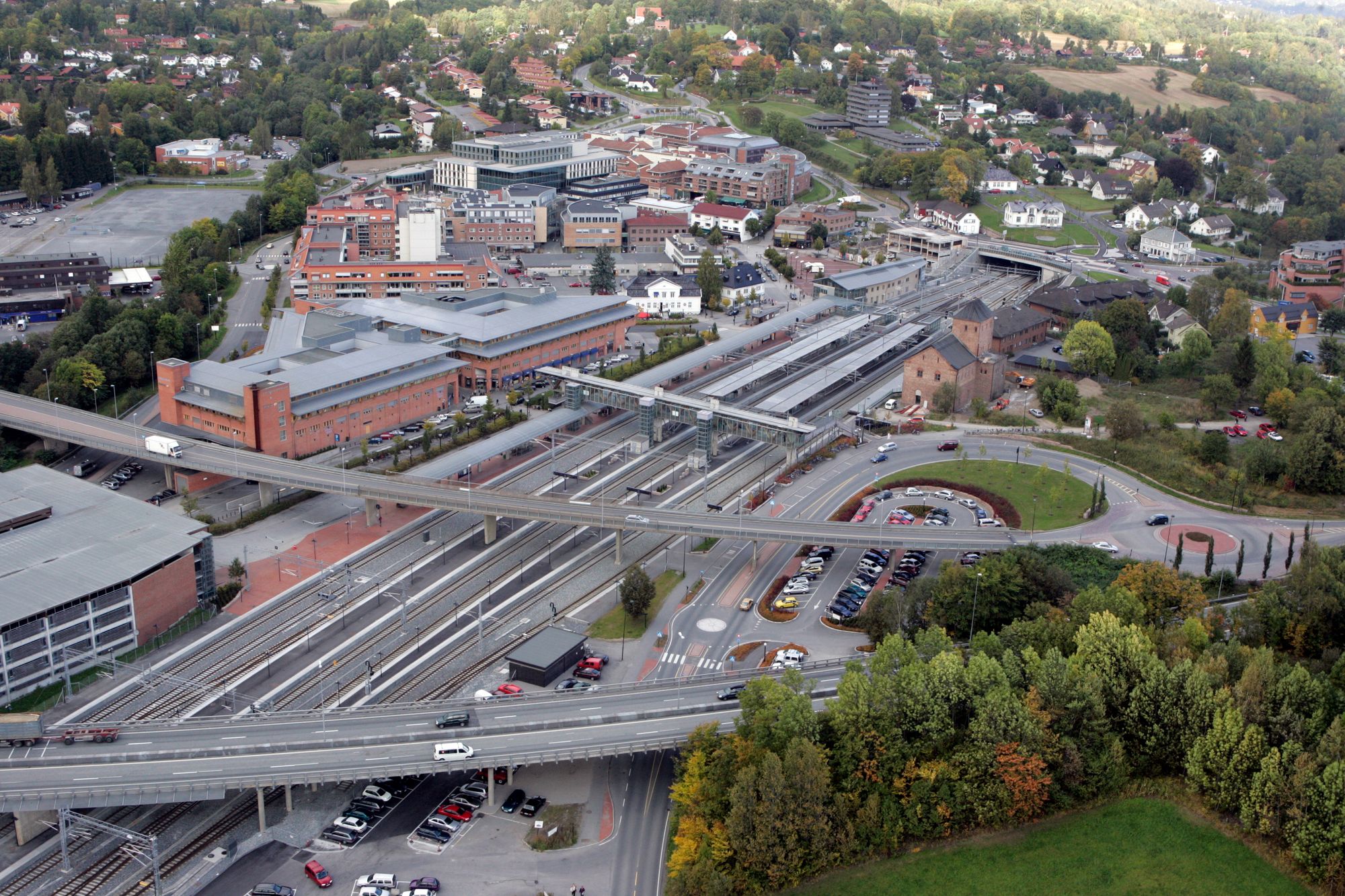 I flere omganger har betongbiter falt ned på stasjonsområdet i Asker. 