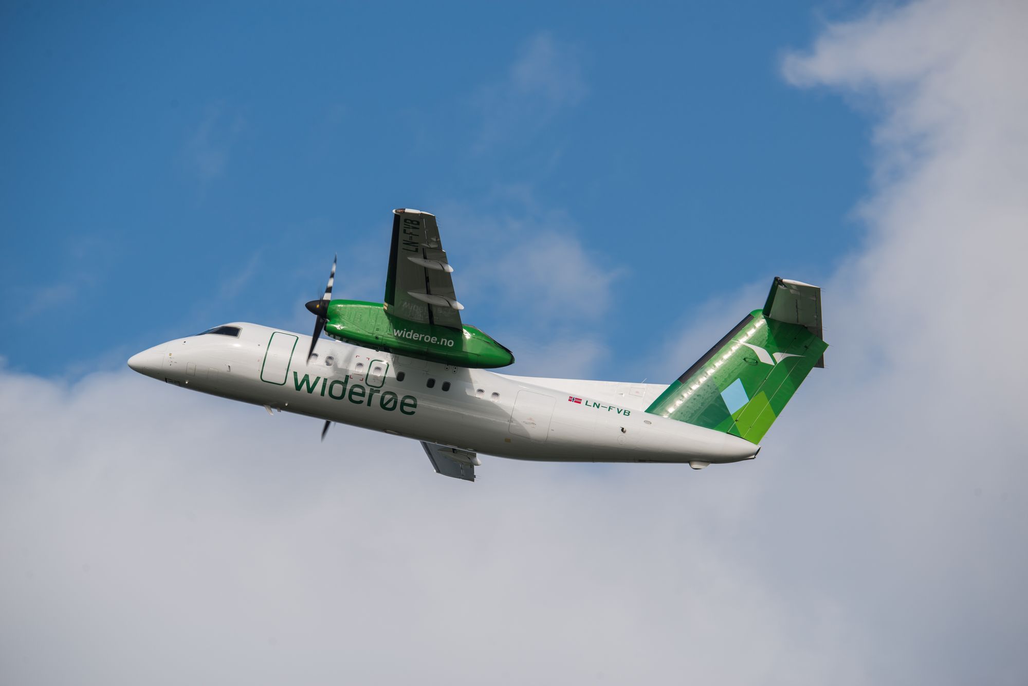 Widerøe mener de må prioritere bort passasjerer for å kunne ha med mer drivstoff.