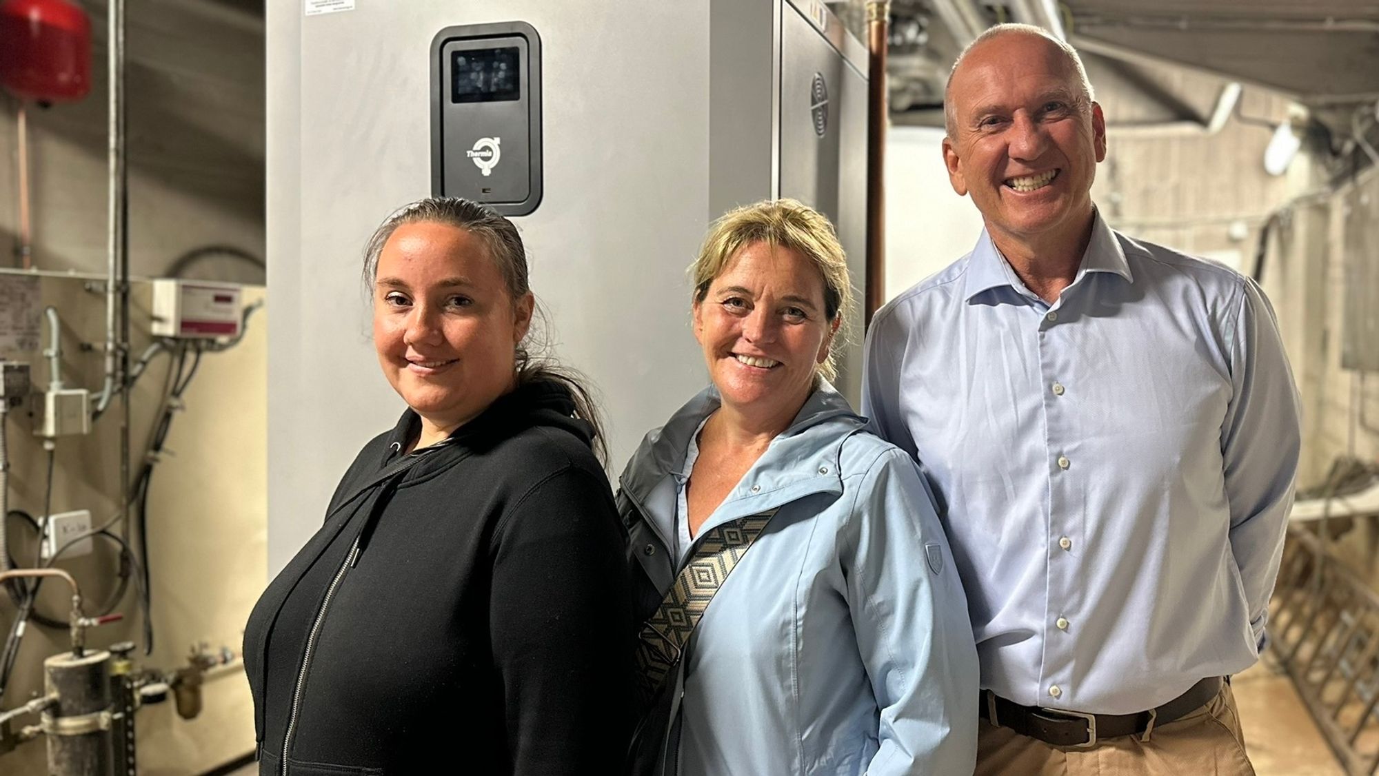 Styreleder Sverre Junker og styremedlemmene Cathrine Møller (f.v.) og Solrun Hjelleflat i den oppgraderte varmesentralen.