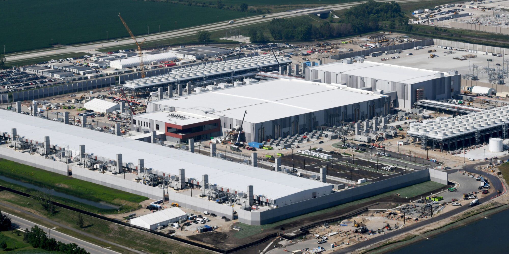 Microsoft mener de er i ferd med å reise et vidunder i Wisconsin, hjertet av det amerikanske Midtvesten. Fairwater, blir, ifølge selskapet, verdens kraftigste KI-datasenter. Prislappen for dette, og et lignende senter på samme sted: 7,3 milliarder dollar.