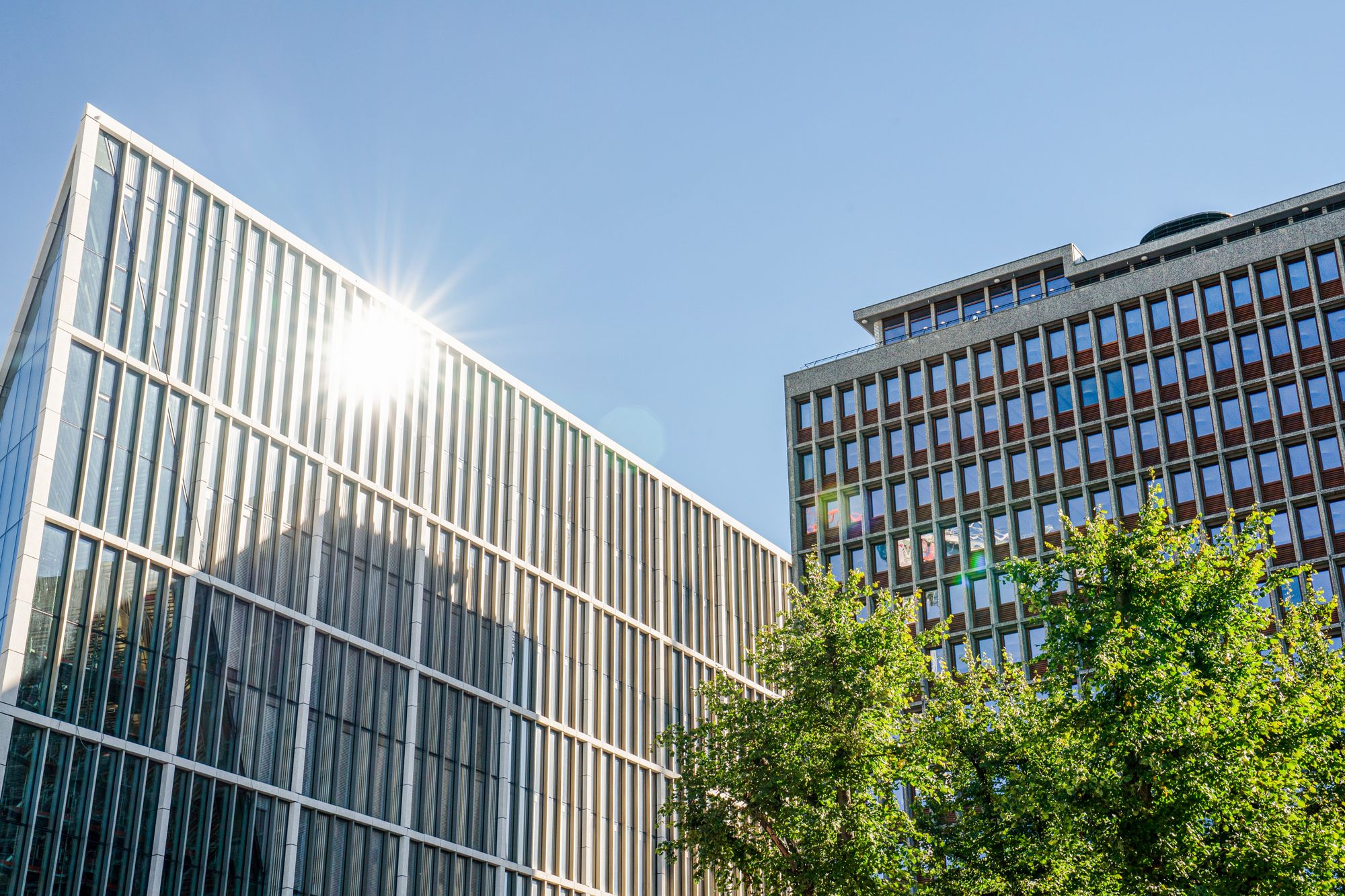 Mens G-blokka fra 1906 representerer Norge etter unionsoppløsningen og Høyblokka fra 1958 viser til Norge i Gerhardsens etterkrigstid, representerer A-blokka – med sin spisse glasspyramide – det moderne Norge etter terrorangrepet i 2011, ifølge Statsbygg.