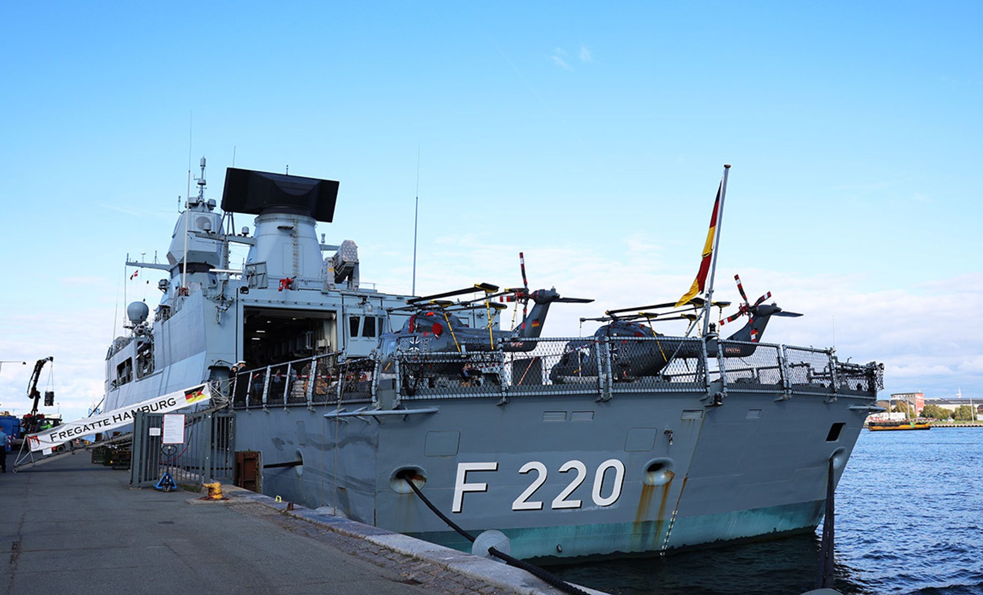 Et slikt lastebilbasert Weibel Xenta-M5 radarsystem er nå installert ved København lufthavn. Det skal være spesielt utviklet for å oppdage droner.