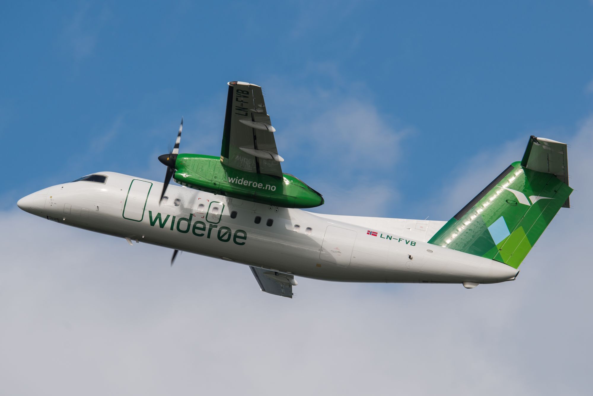 Den nye cockpiten til de Havilland Dash 8 100- og 200-flyene er basert på Universal Avionics' InSight-displaysystem.