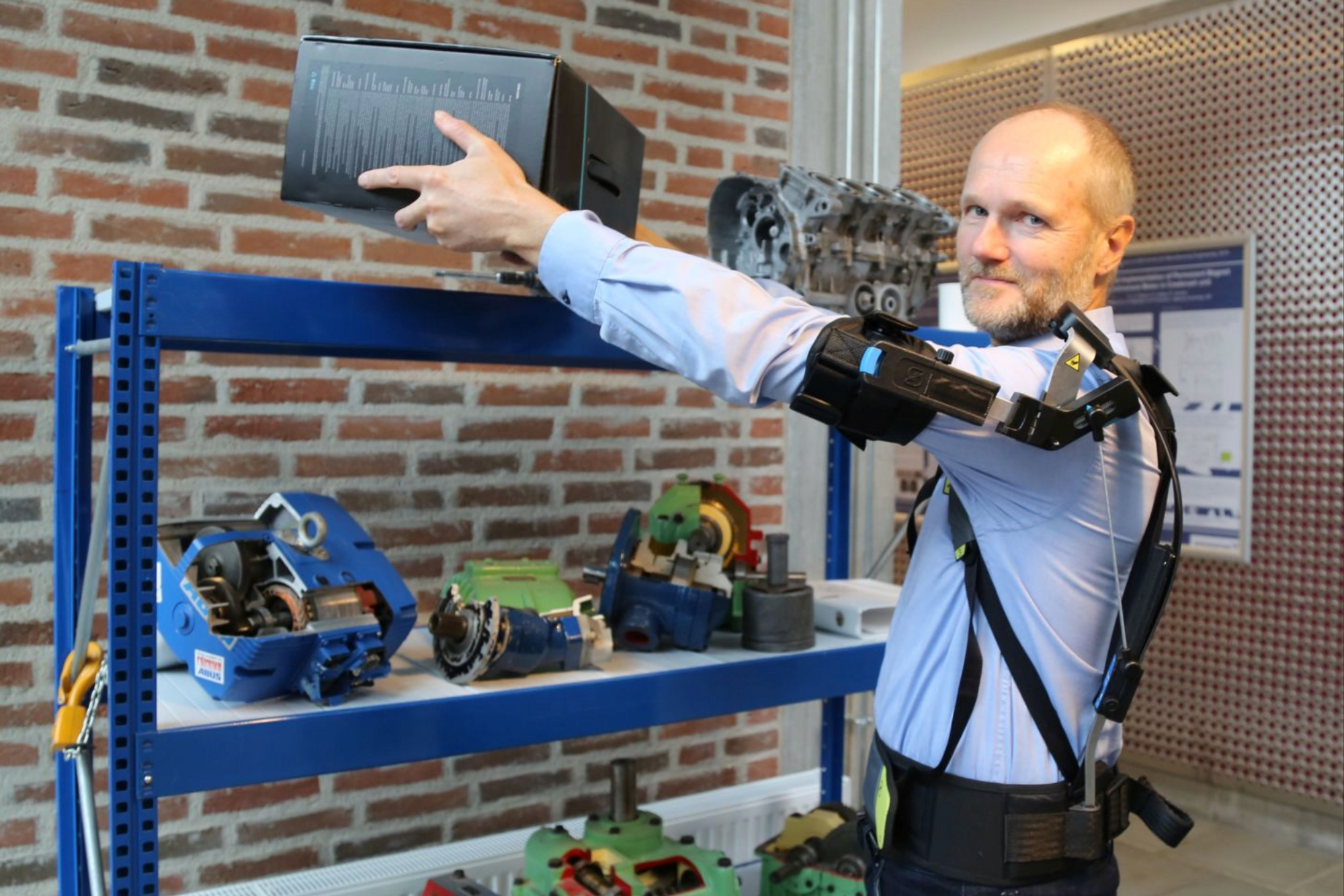 John Rasmussen er professor i biomekanikk ved Aalborg universitet. Her er han iført et av de eksoskjelettene han jobber med å beregne effekten av.