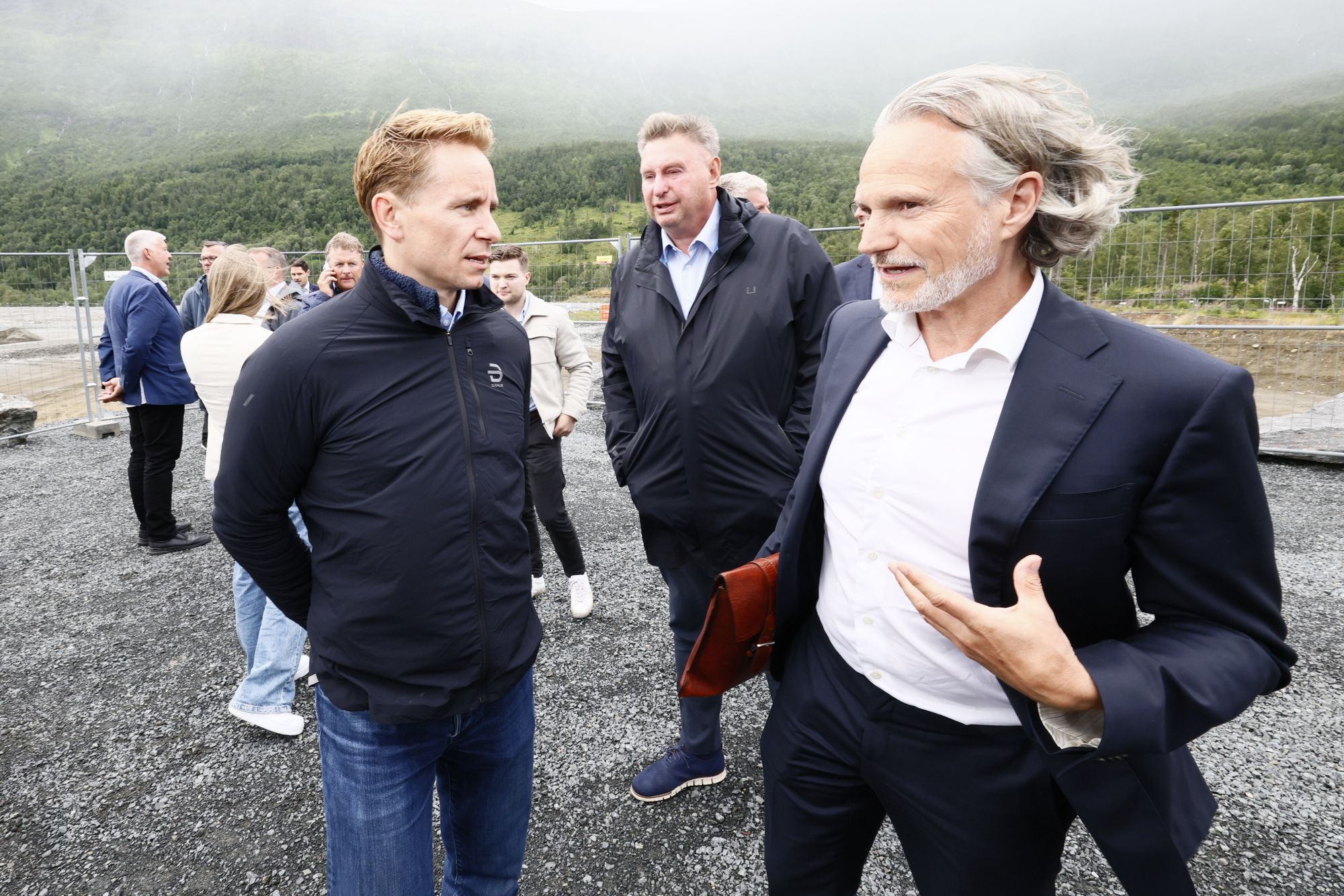 Nordkraft og Aker vil gjøre om alle de aktuelle tomtene til datasenter. I Kvandal/Bjerkvik (bildet) har Aker allerede reservert 230 MW til Open AI og Microsoft. Nå søker Nordkraft om nye 290 MW samme sted. Til h.: Nordkraft-sjef Eirik Frantzen, i samtale med Kristian Røkke, styreleder for Aker-selskapet Aaktik Digital. I midten: Narvik-ordfører Rune Edvardsen. 