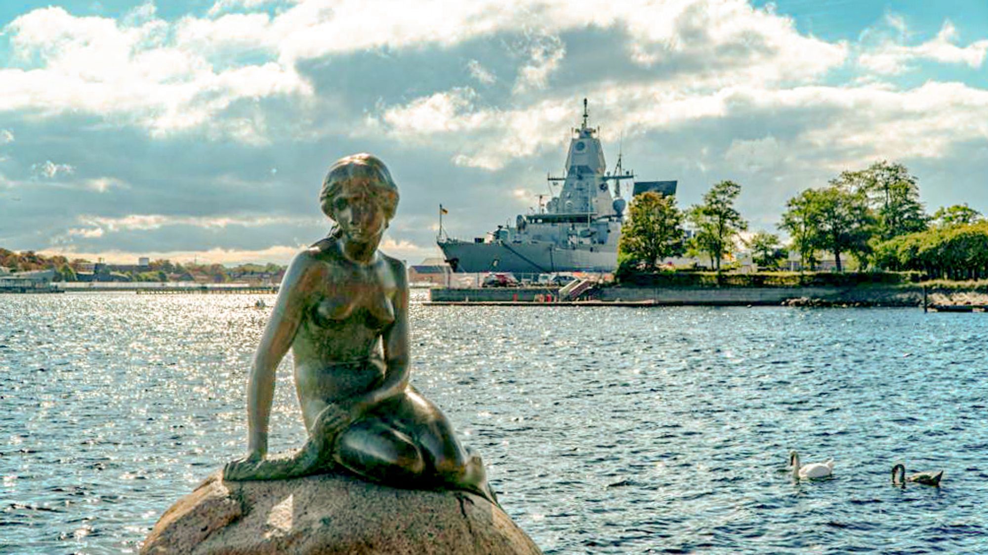 Fregatten ligger nå i Københavns havn, der den i Nato-regi vokter dansk luftrom under EU-møtene denne uken.