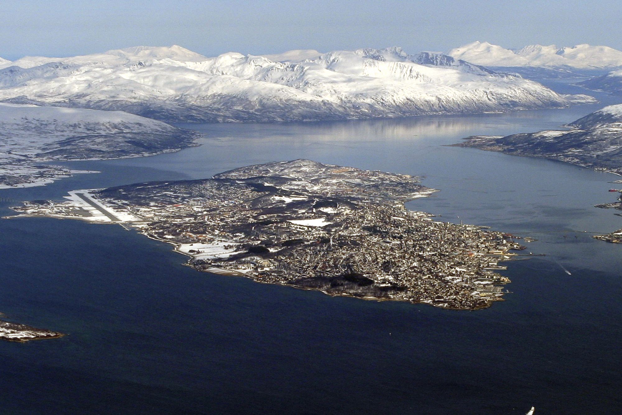 Fra Langnes lufthavn på Tromsøya vil Nkom kunne rykke ut raskere enn i dag for å undersøke forstyrrelser og jamming, som det har vært mye av i nordområdene de siste årene. Nkom mener det nye kontoret er viktig for Norges digitale beredskap.
