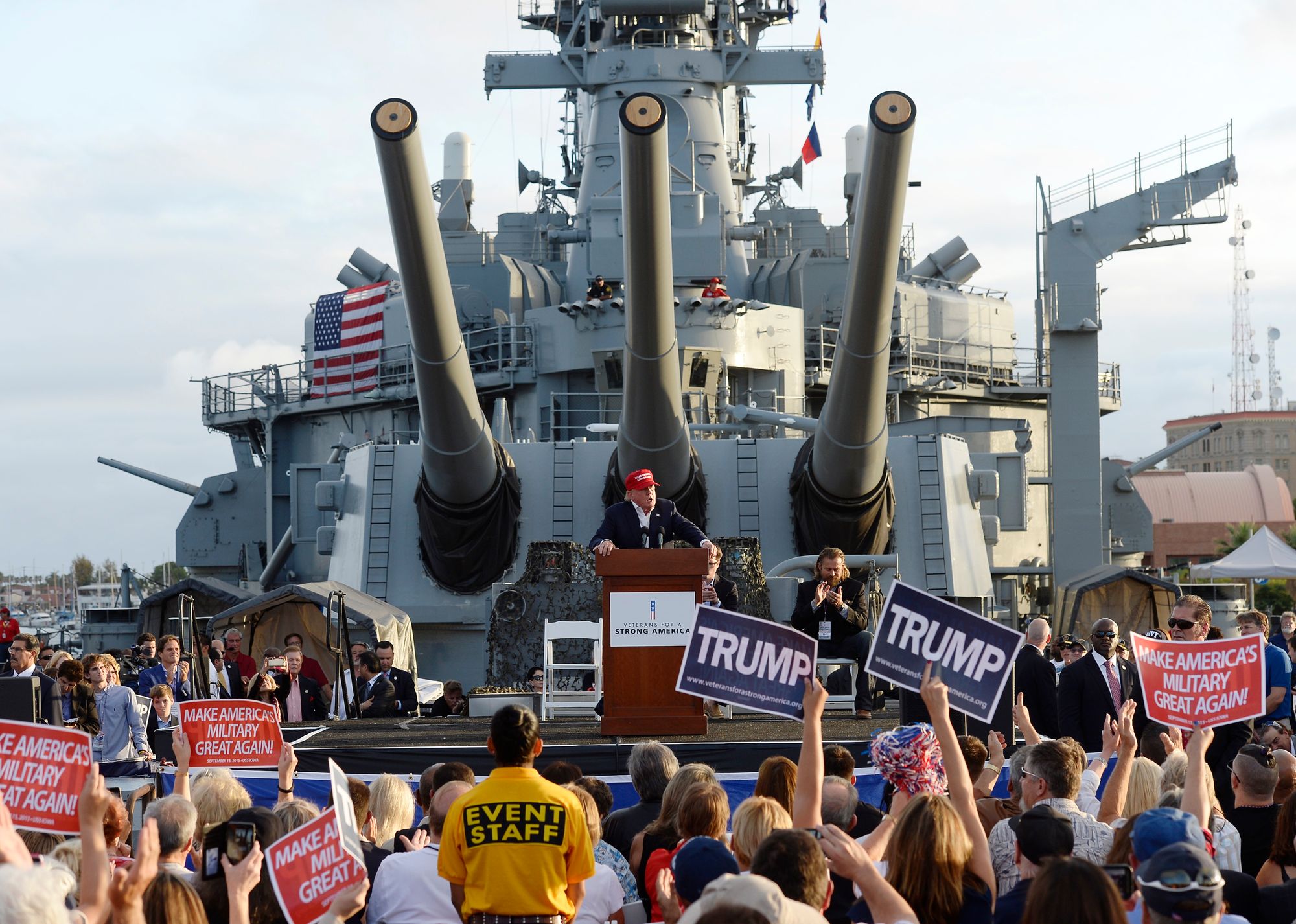 Den republikanske presidentkandidaten Donald Trump taler på dekket til slagskipet USS «Iowa» i Los Angeles under et arrangement i forbindelse med presidentvalgkampen i 2015. Kanskje han var fascinert av slagskip allerede da. 