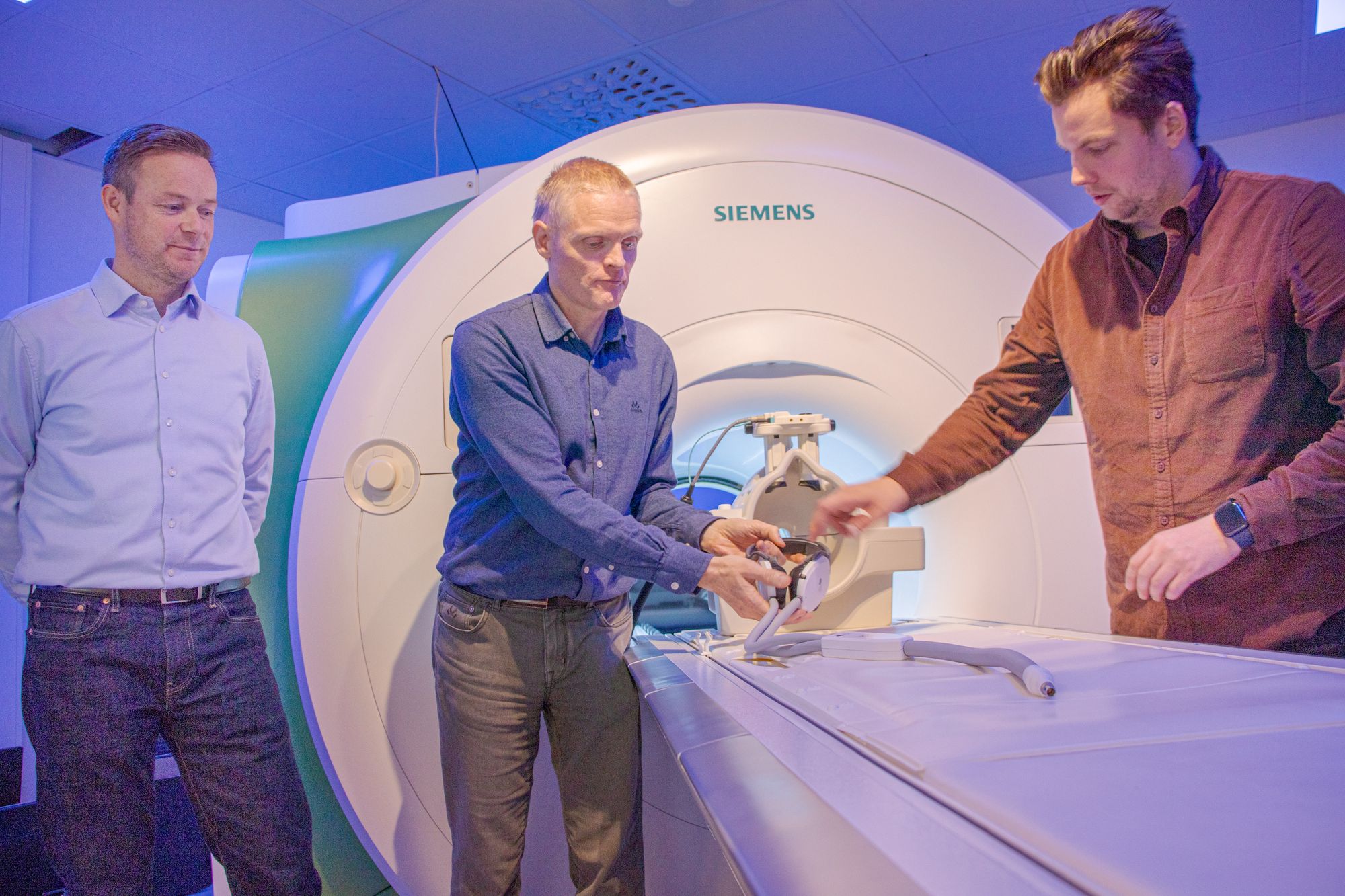 F.v.: Thomas Omdahl, Trond Ytrøy, Kristoffer Løvall i NordicNeuroLab som utvikler elektronikk til bruk i og ved MR-maskiner. Disse øreklokkene er de første med aktiv støyfjerning til bruk i MR-maskiner.