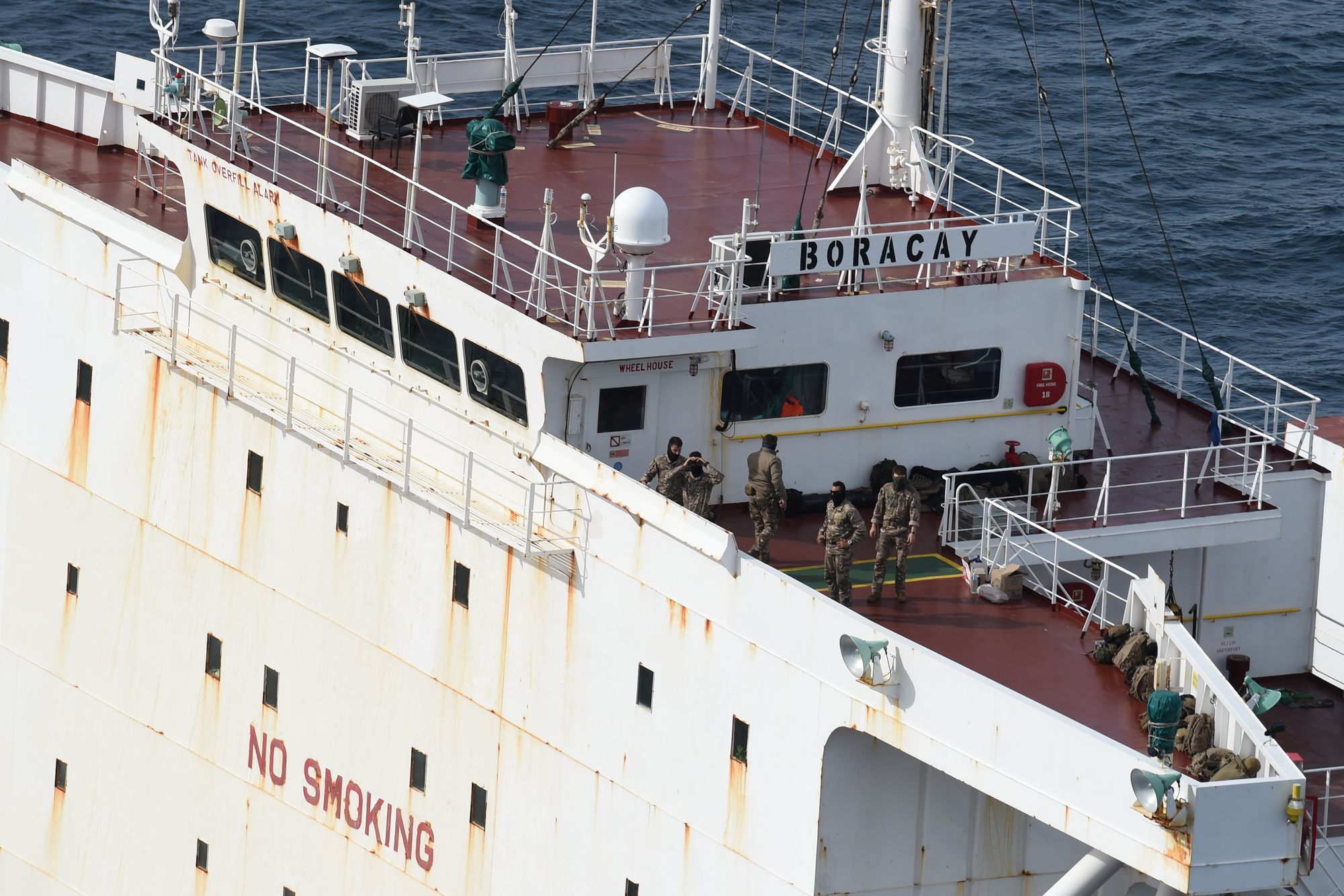 Franske soldater på dekket til tankskipet Boracay som denne uken lå utenfor Saint-Nazaire ved den franske atlanterhavskysten. 