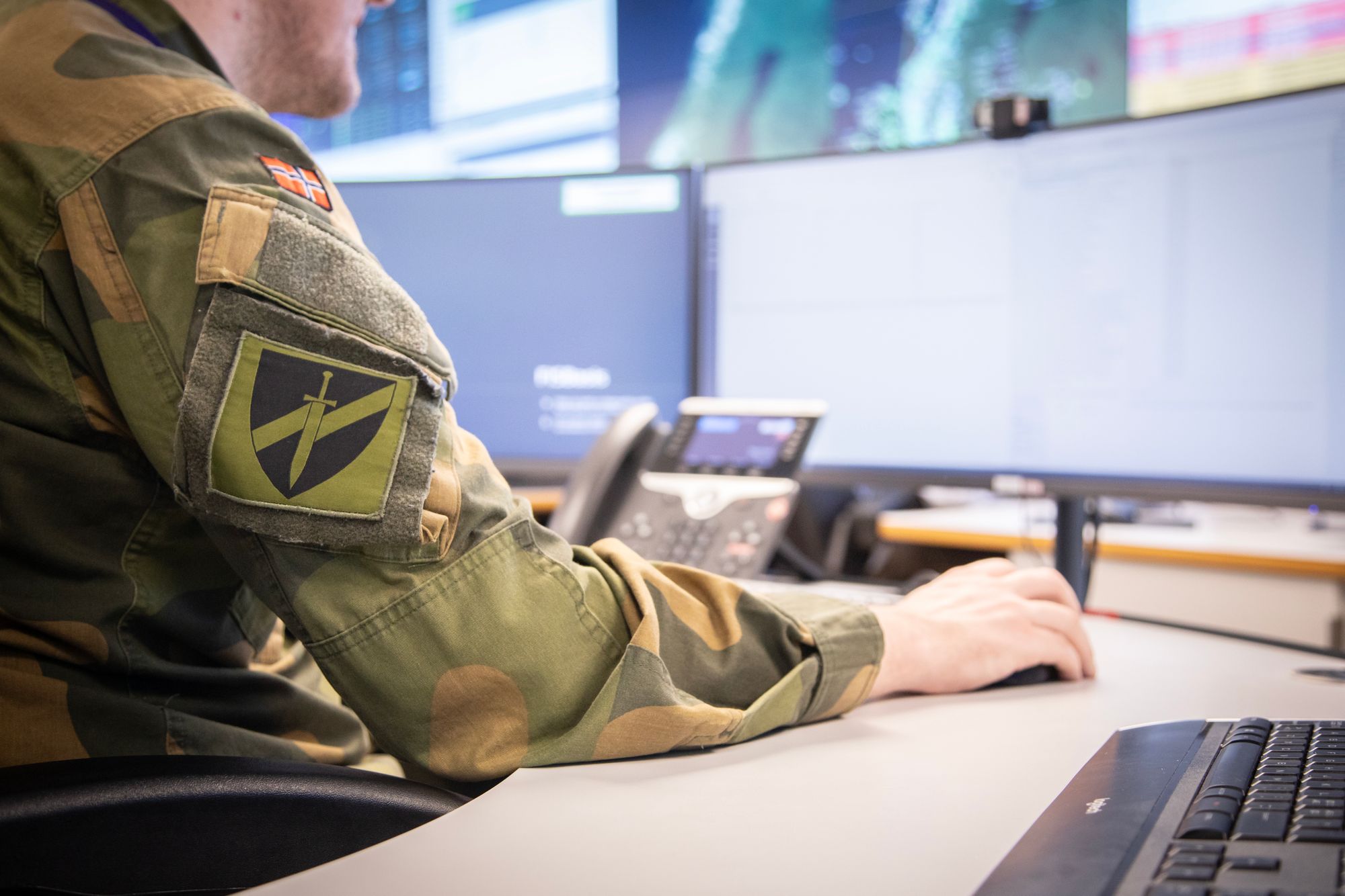 Fra Cyberforsvarets operasjonssenter på Kolsås overvåkes og sikres Forsvarets IT-systemer døgnet rundt. En nylig sårbarhet i SAP-programvaren viser hvor avgjørende dette arbeidet er for nasjonal sikkerhet.