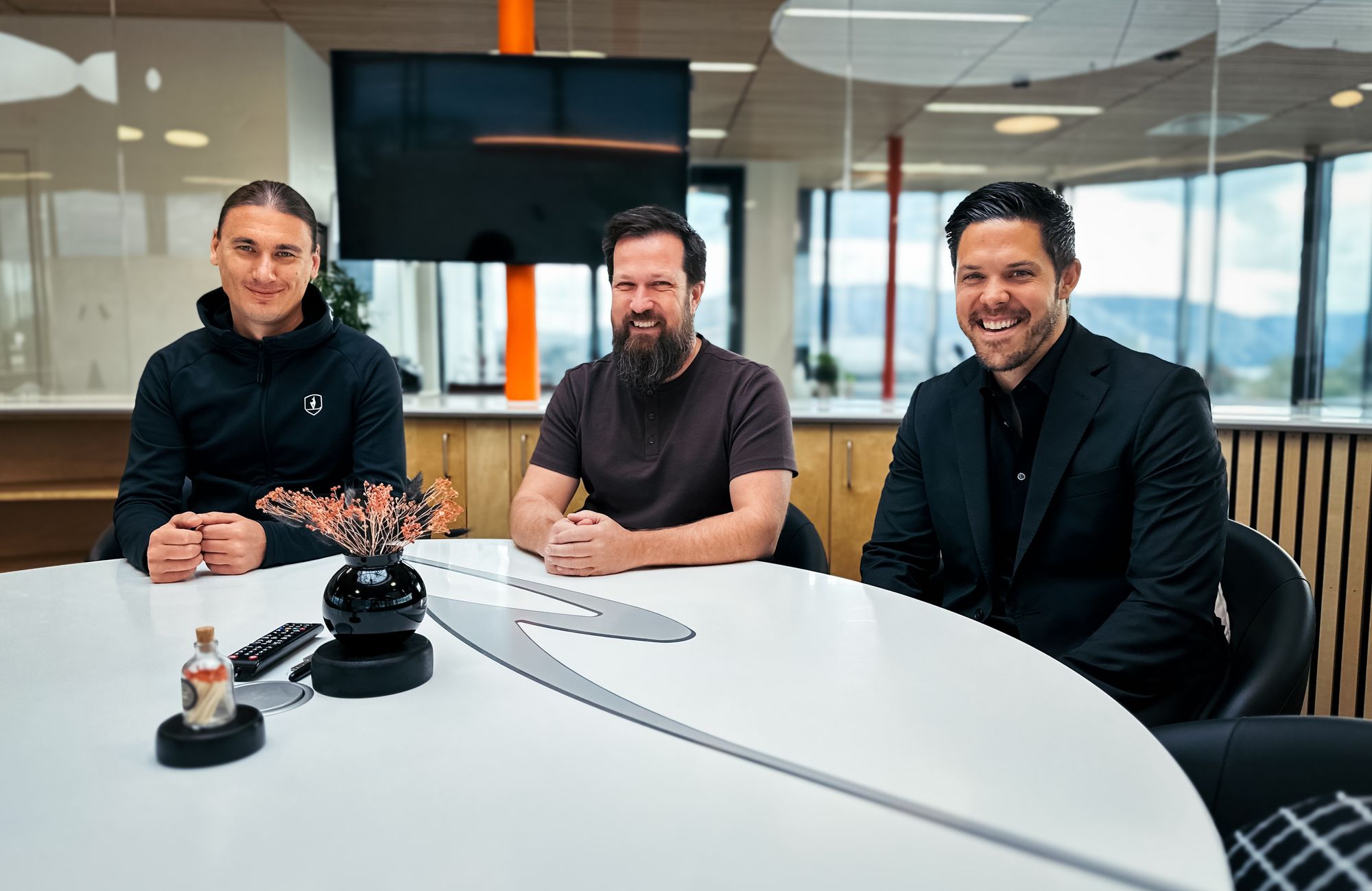 Starflow-gründerne Nikolai Konopelko, Ola Stengel og Jonas Helmikstøl har hanket inn 75 millioner til selskapet som skal bygge hybridinvertere.