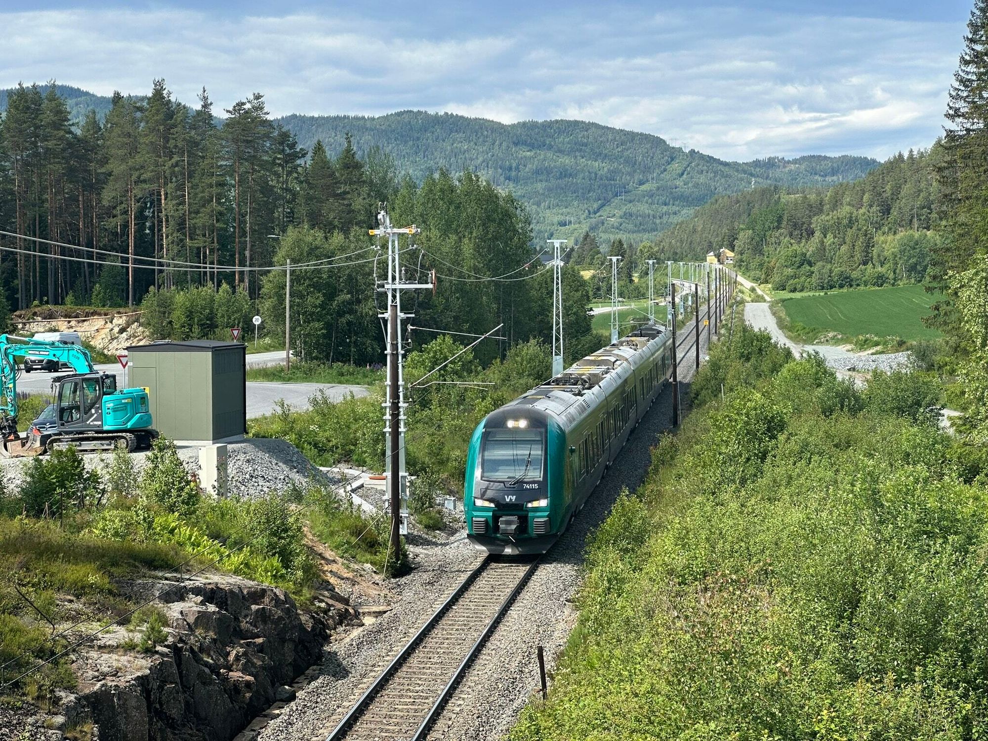 Mastene er betydelig høyere enn de gamle, og til overmål utstyrt med et skjemmende skjold, eller «magebelte», av blikk, skriver innleggsforfatteren. 