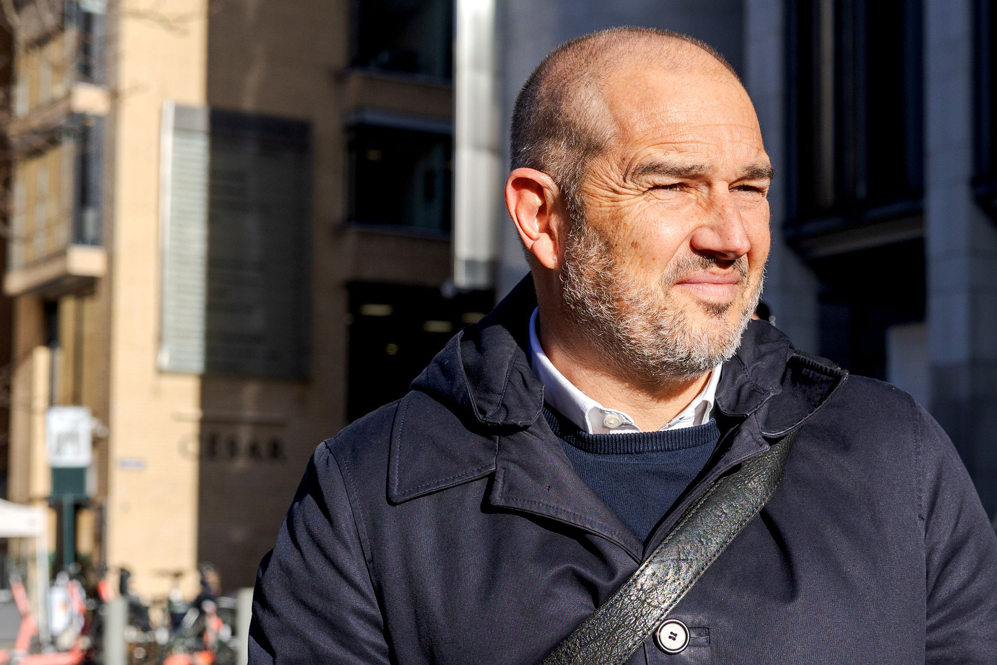 Axel Aloccio på trappen utenfor Oslo tinghus i vinter, da de forsøkte å mekle frem en løsning i saken.