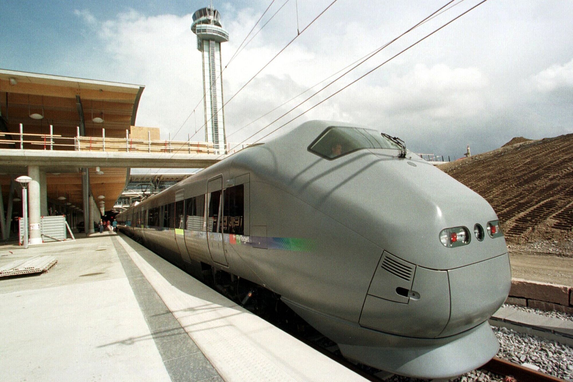 Slik så Flytoget ut før det ble satt i drift i 1998. Om fem år kan det være slutt for togmodellen. Oslo lufthavn Gardermoen ble åpnet 8. oktober 1998.