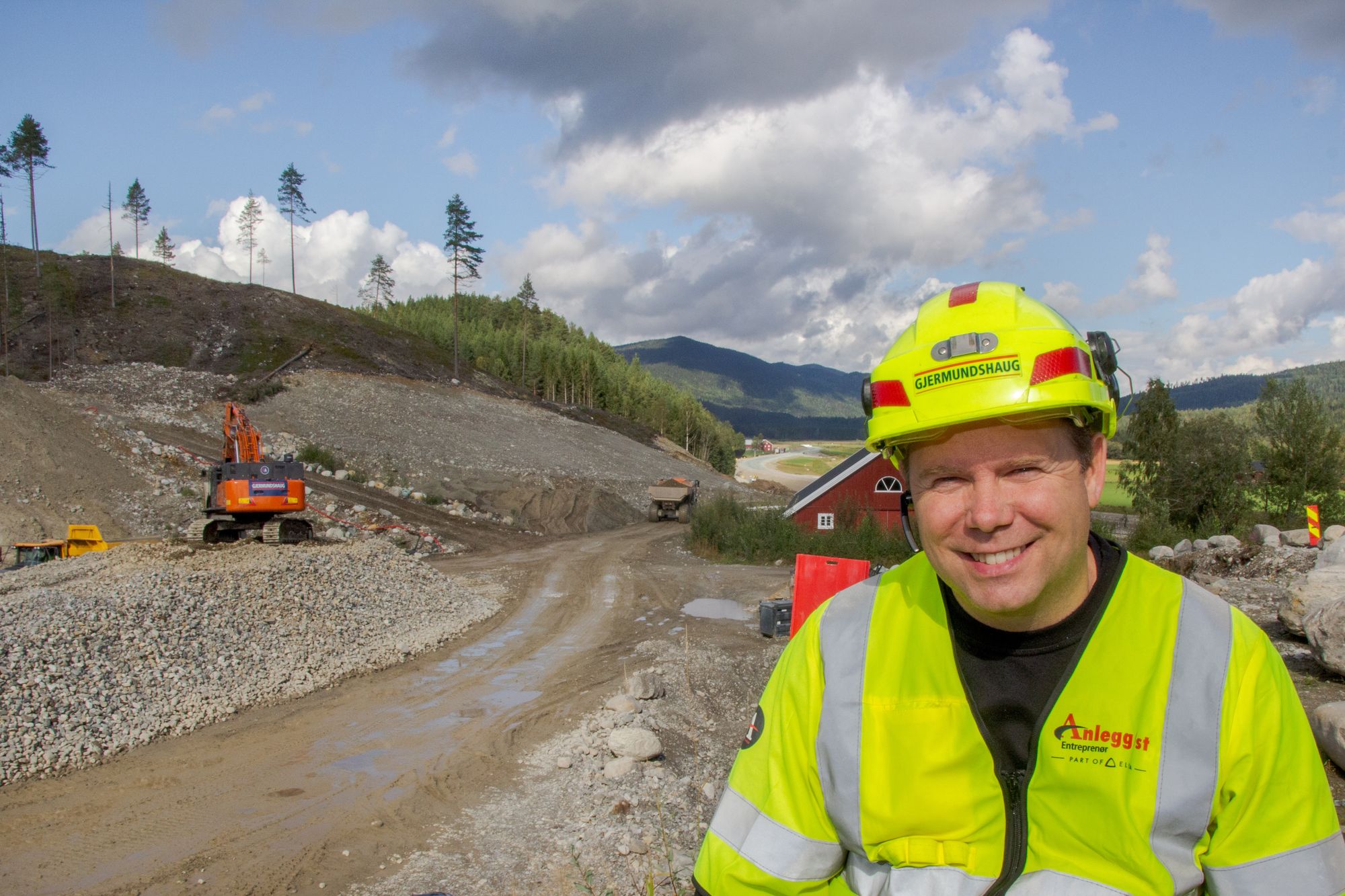 Østerdalen 20250903. Anlegg Øst Entreprenør bygger fem km. ny riksvei, hvorav tre km blir ferdig åtte måneder før fristen. Skuffen til gravemaskinen viser hvor høyt veilegemet blir til slutt.