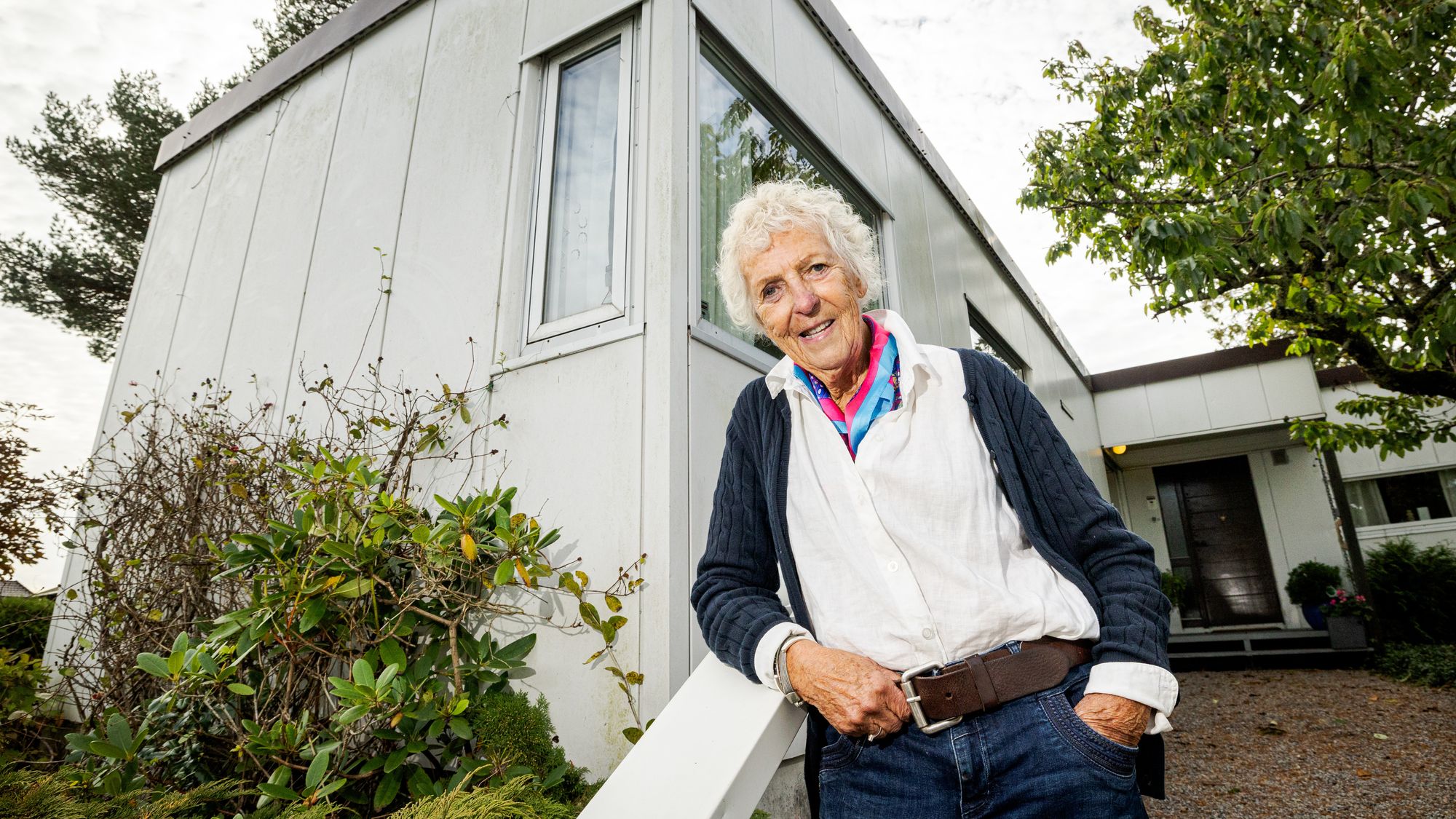 HOLMESTRAND 20251006
Dronebilder
Elin Eggen Lindebo har bodd i dette huset siden 1973. Veggene er lagd av aluminium og har hatt minimalt med velikehold. Sist huset var malt var i 1987.