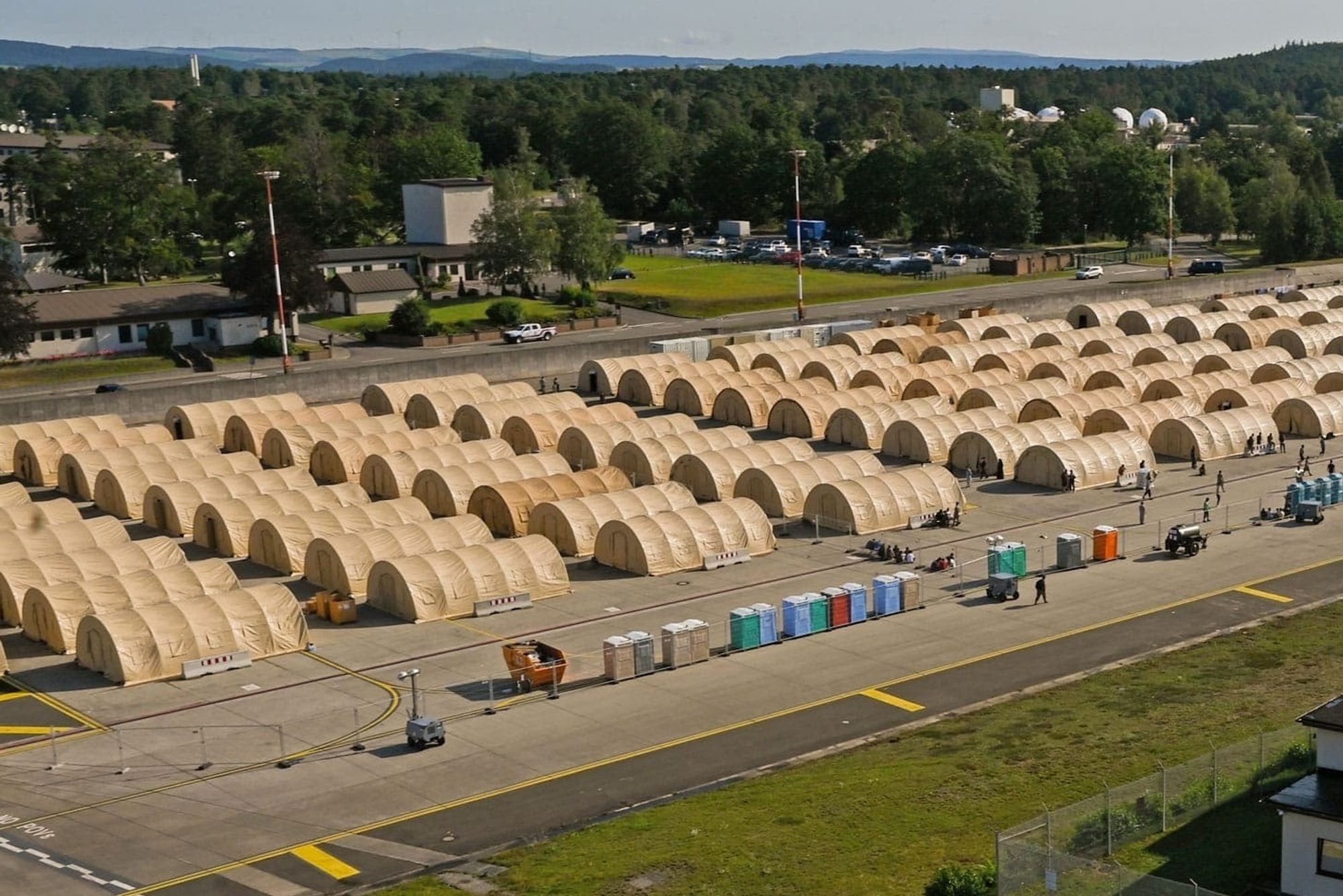 USA vil forberede et slikt teltanlegg på det omforente området ved Rygge flystasjon. Bildet viser Alaska Small Shelter System-teltbrakker ved Ramstein-flybasen i Tyskland.