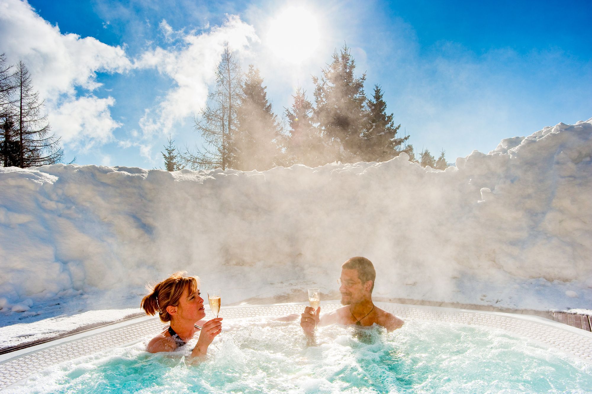 Svenske Expressen skrev at nordmenn vil drikke champagne i jacuzzien, mens svenskene må betale høyere kraftpris. Norden er ett stort strømmarked, og hvis nordmenn øker forbruket, går prisen opp i nabolandene.