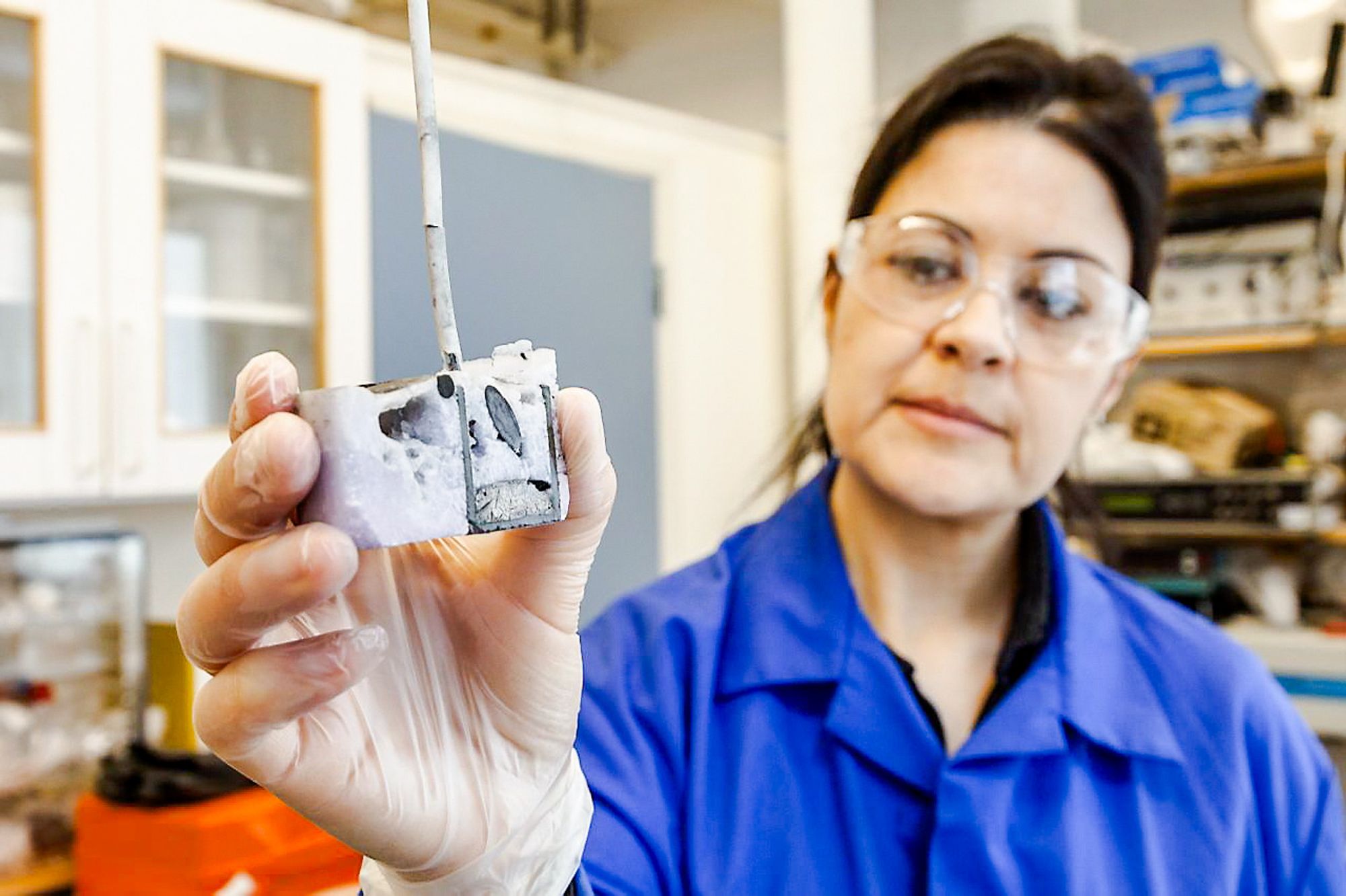  Neodym (t.v.) og Praseodym er to av de 17 sjeldne jordartsmetallene. De to blir mye brukt i permanentmagneter for elbiler og vindturbiner.