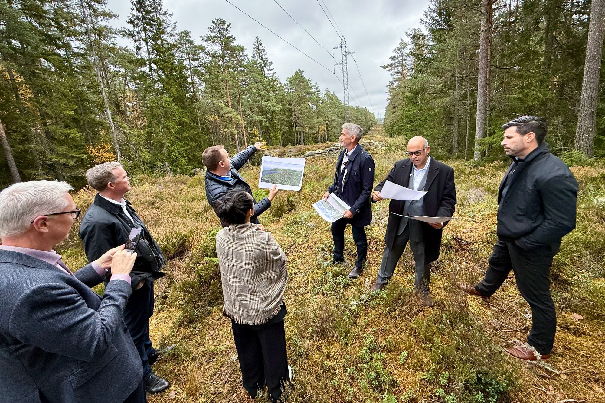 Håvard Kristiansen i Norsk Kjernekraft AS viser fram tomten til det de håper skal bli Haldens nye kjernekraftverk. Her er han flankert av sin sjef Jonny Hesthammer og gjester fra kanadisk kjernekraftindustri.