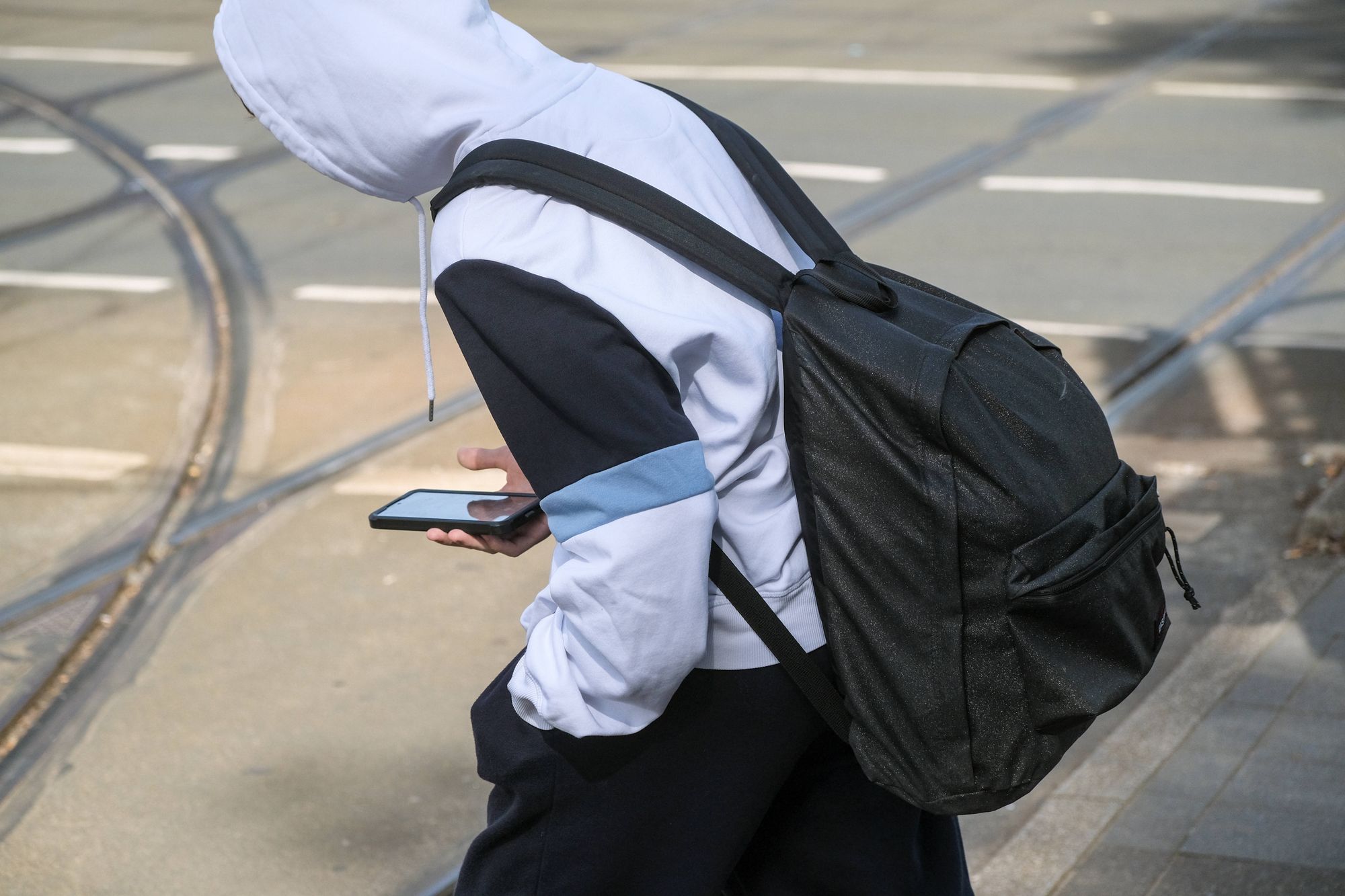 I Sør-Korea har trafikkulykker knyttet til mobilbruk tvunget frem trafikklys på bakkenivå. Uttrykket «smombie» (smarttelefon-zombie) har også oppstått der.