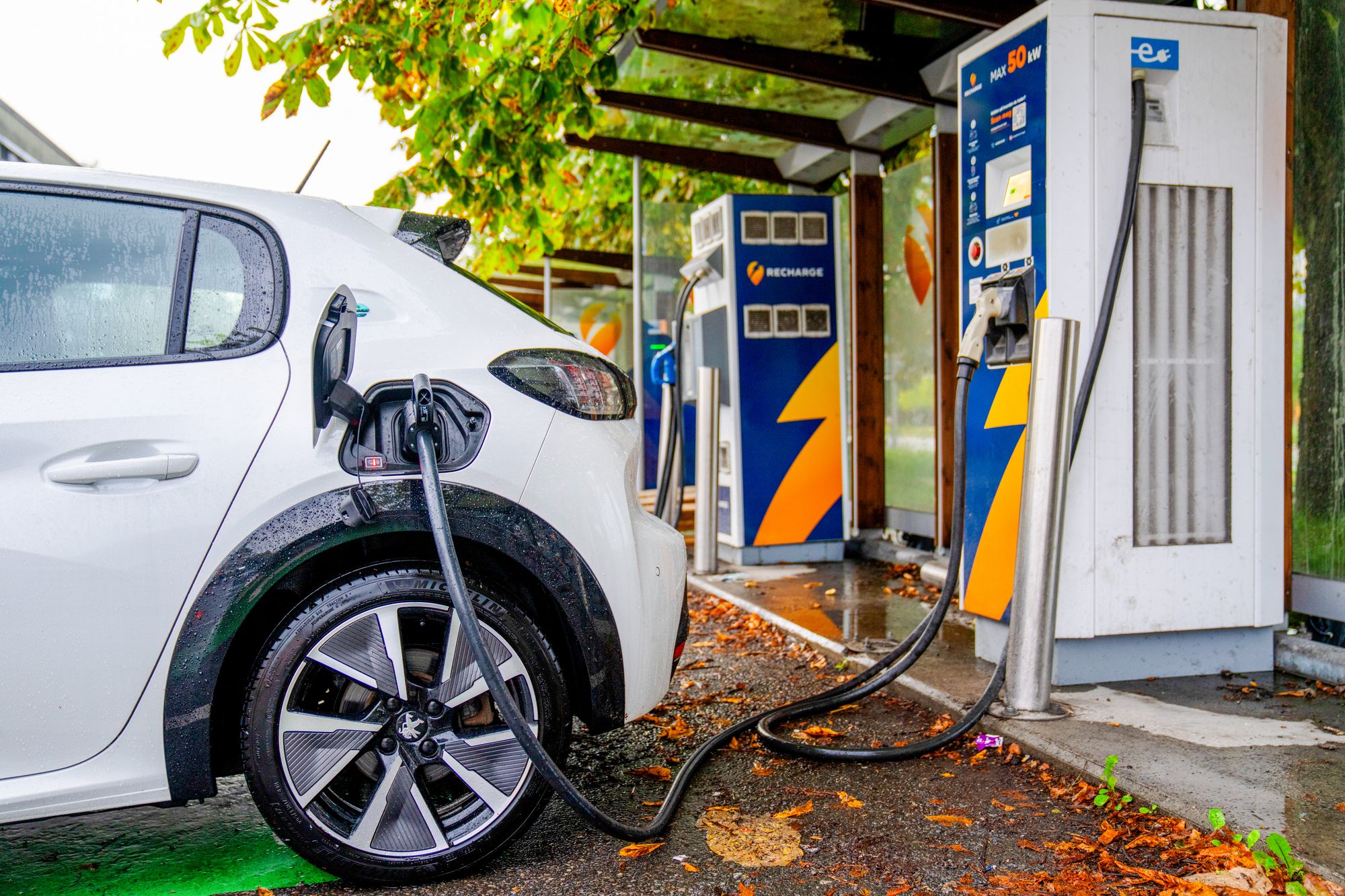 Hurtiglanding av elbil på Recharges hurtigladerstasjon på Skøyen i Oslo.