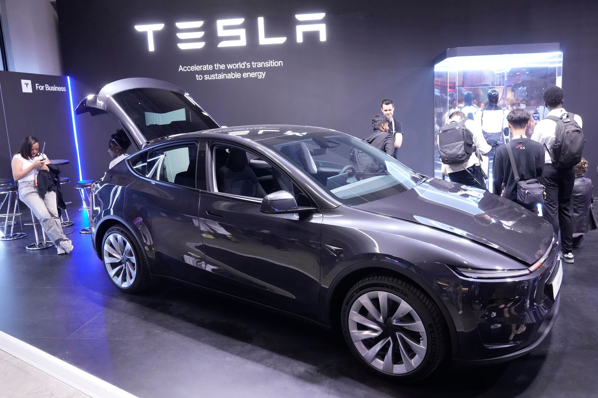 Hver sjette elbil solgt i år er en Tesla Model Y. Disse koster mellom 465.154 og 596.459 kroner, avhengig av rekkevidden. Ifølge OFVs avgiftskalkulator vil bilen koste mellom 36.563 og 50.347 kroner mer i moms og avgifter neste år enn i 2025.