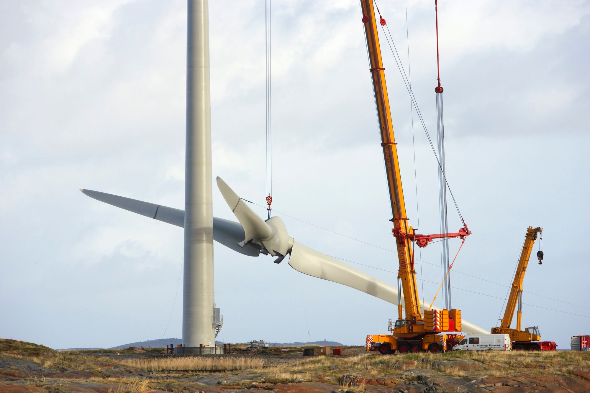 Selv om det bygges ut mye fornybar energi, er det ikke nok til å nå målene som ble satt under klimatoppmøtet COP28. Bildet viser monteringen av de fem vindturbinene i Valsneset vindpark i Bjugn i Trøndelag. 