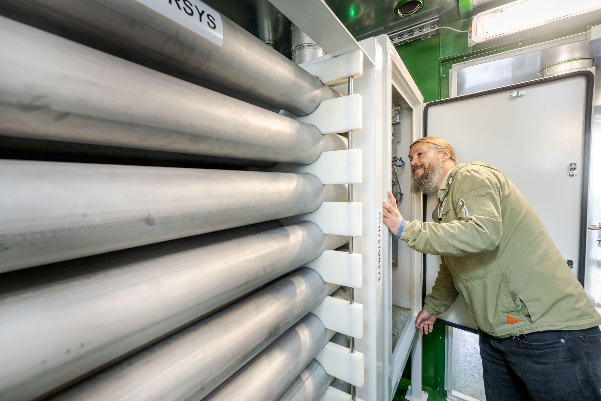 Det er mannen til venstre, Roman Denys fra Hystoresys, som har designet metallhydridet som hydrogenet lagres i.