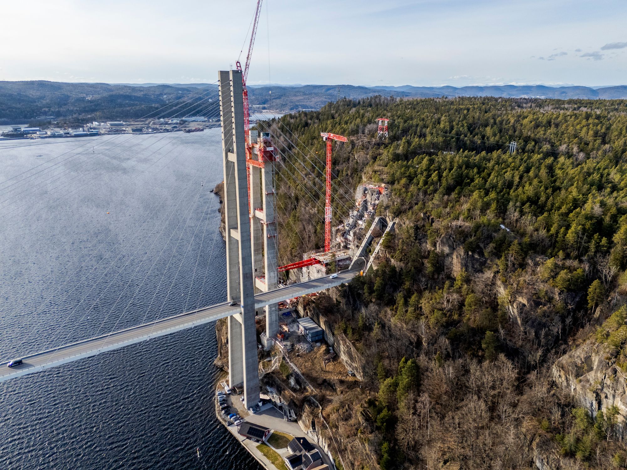 Nye Veier har fått millionbot for arbeidet med den nye Grenlandsbrua. Den bygges ved siden av den eksisterende, og blir nærmest en tvillingversjon av den gamle. Bilde fra mars 2025.
