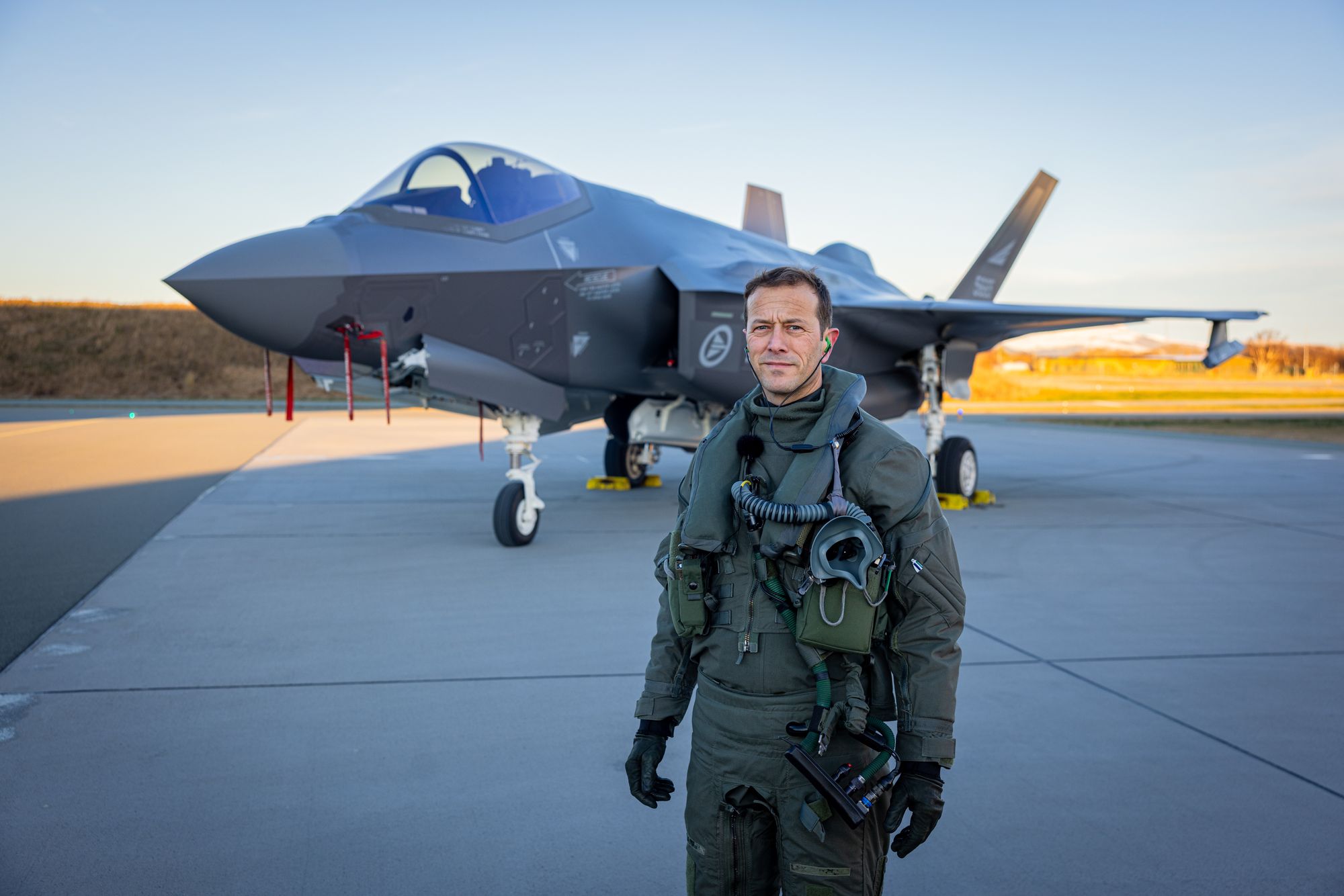Oberstløytnant Morten Hanche er sjef for 332 skvadron på Ørland, og for tiden sjef for den norsk-nederlandske styrken i Polen. Her foran et F-35 på Ørland.
