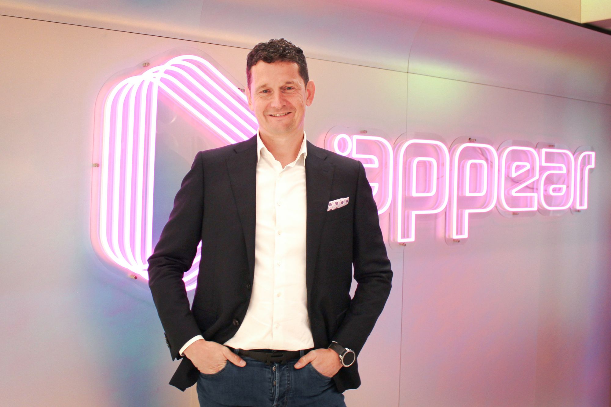Thomas Bostrøm Jørgensen er administrerende direktør i Appear. Han startet karrieren i Tandberg Televison. I dag har han ansvaret for 200 ansatte fra 27 nasjoner ved hovedkontoret på Lilleaker i Oslo. De produser teknologi som brukes av Apple, Netflix, Warner Brothers og Discovery.