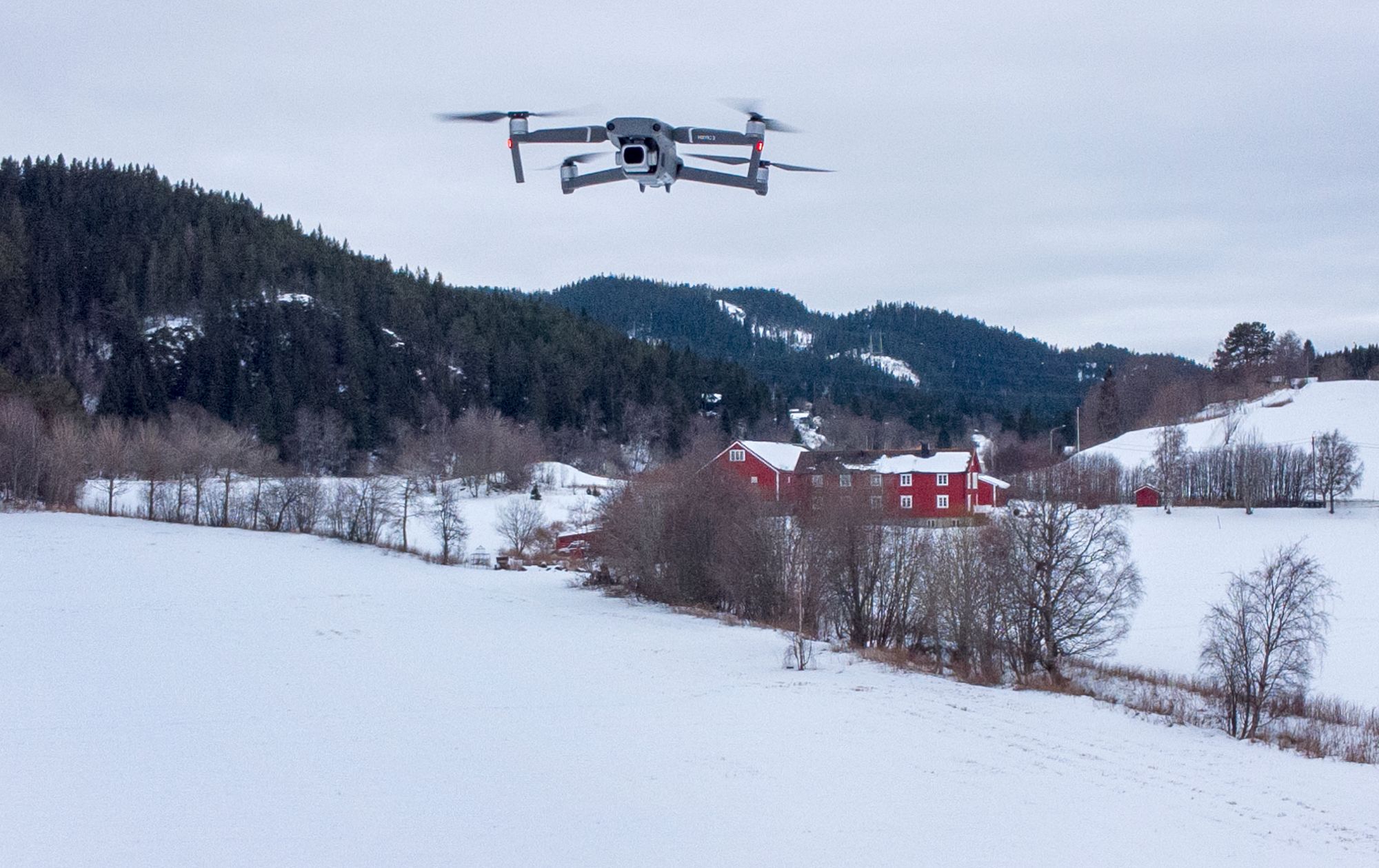 DJI har en stor andel av dronemarkedet i Norge. Avinors overvåkingssystem for droner er laget av samme selskap, og kan bare oppdage DJI-droner, skriver Aftenposten. Her en DJI Mavic 2 Pro i lufta.