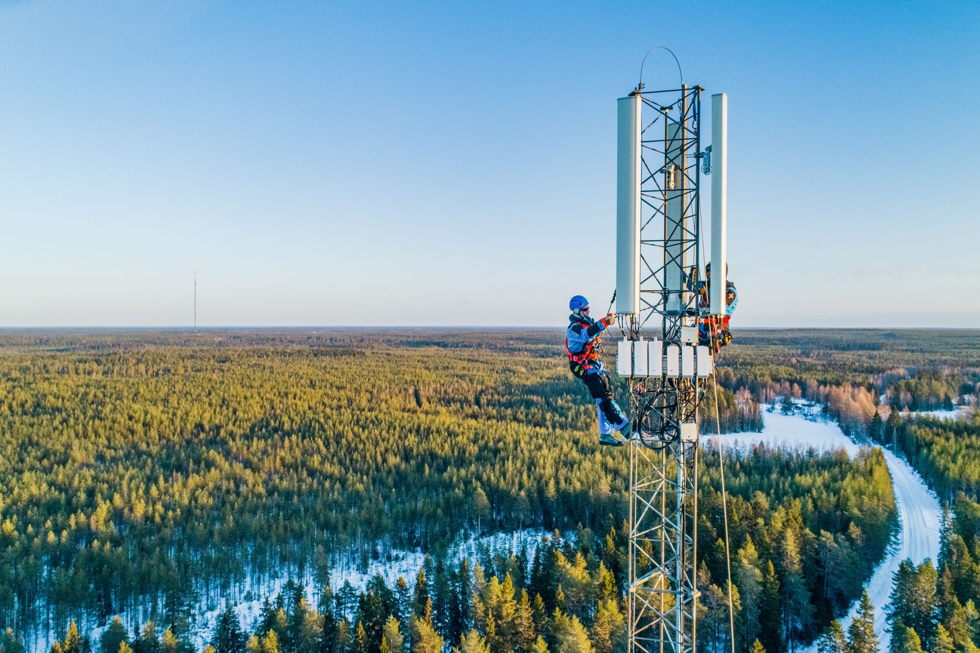Her ser vi montering av utstyr i en av Telenor-selskapet DNA Tower Finlands master på landsbygda. DNA er en av de første mobiloperatører i verden med en løsning der batteribanker ved basestasjoner kan stabilisere kraftnettet lokalt.