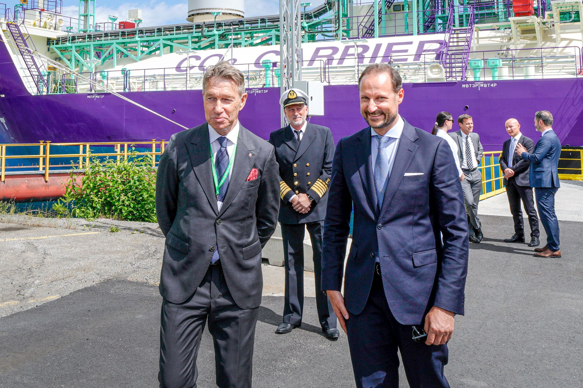Kronprins Haakon, energiminister Terje Aasland og havnedirektør Torben Jepsen i Grenland Havn utenfor skipet Northern Pathfinder ved det nye karbonfangstanlegget ved Heidelberg Materials i Brevik. Anlegget er det første i verden som fanger CO2 i fullskala fra en sementfabrikk, og markerer et viktig steg i Norges klimasatsing.