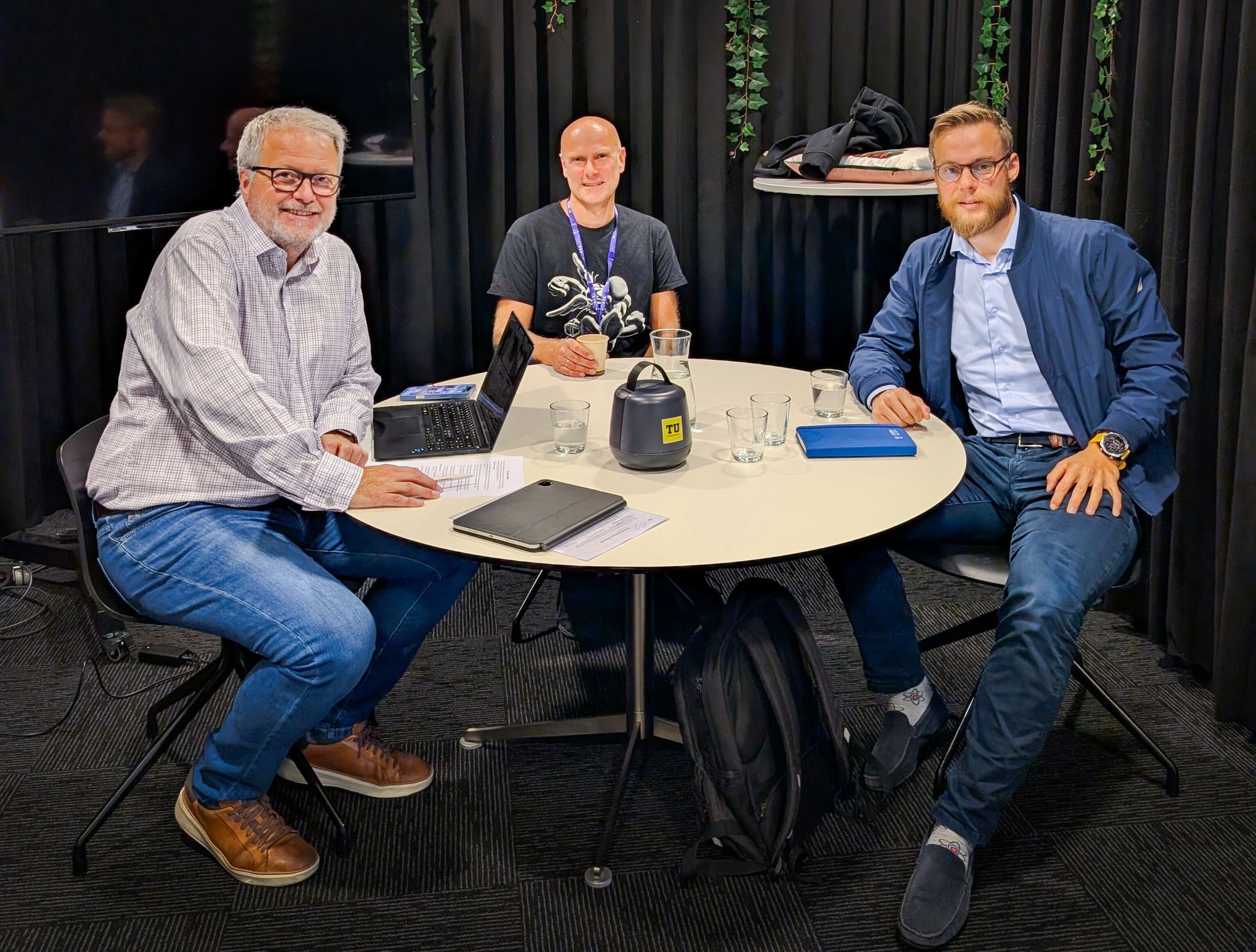 I denne podkasten snakker Martin Hjelmeland (t.h.) fra Arv Energy og Atle Blomgren (i midten) i Norce med TUs Jan Moberg om hvordan erfaringen fra norsk offshorevirksomhet er viktig også for satsing innen kjernekraft. 