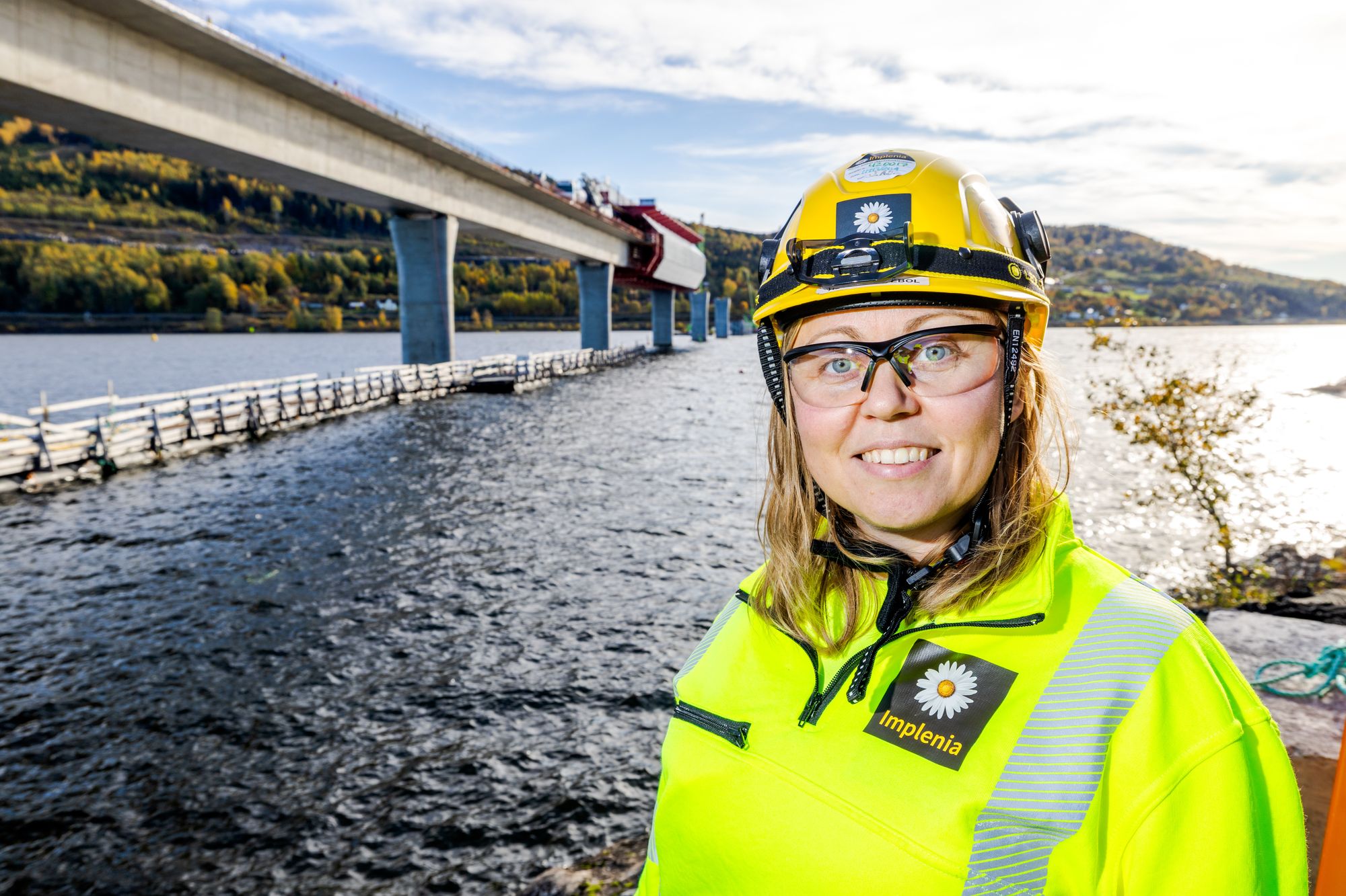 Betongbilene til støping av brufundamenter og -søyler fraktes ut i vika på en lekter.