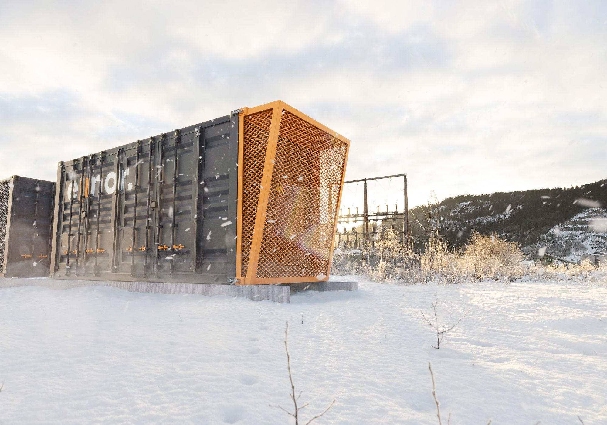 Valinor står bak et prosjekt som skal bygge tre batteriparker i Sør-Norge. Ett av disse kommer i Drangedal. Det er Elinor som står for leveransen av batteripakker i containere.