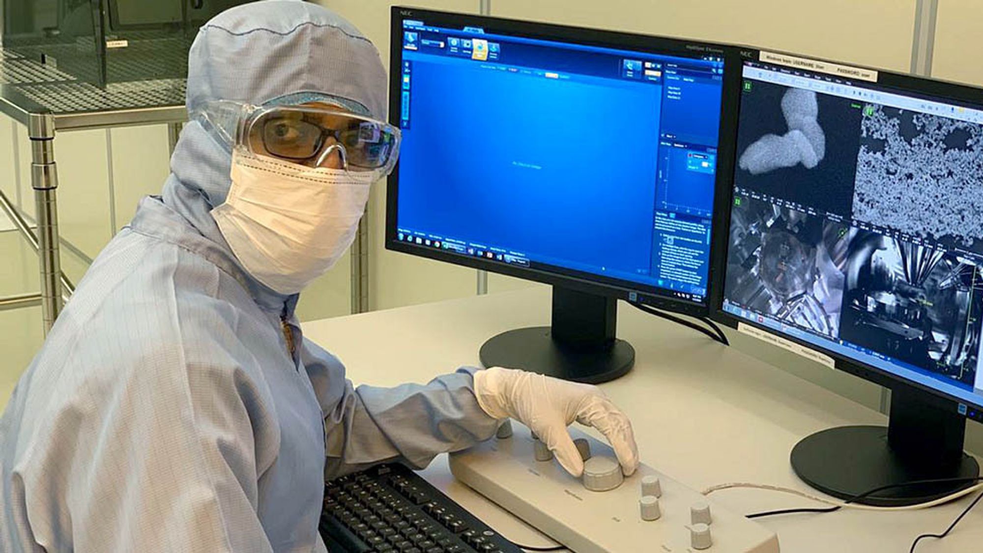 Jibin Antony i Nanolab mens han undersøker bismutitt-nanopartikler ved hjelp av elektronmikroskop (SEM).