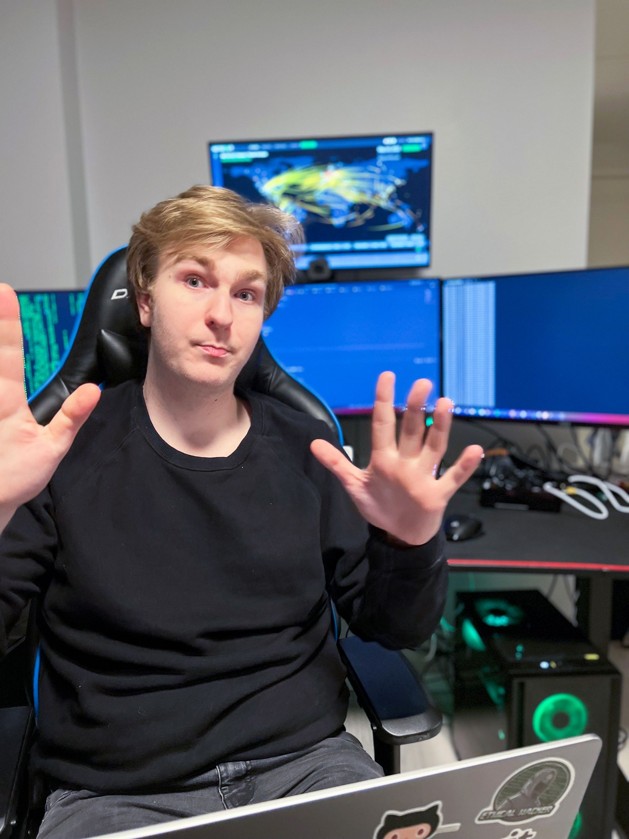 Penetrasjonstester Daniel Christensen (23) og skjermdump av et eksponert SQL-grensesnitt.