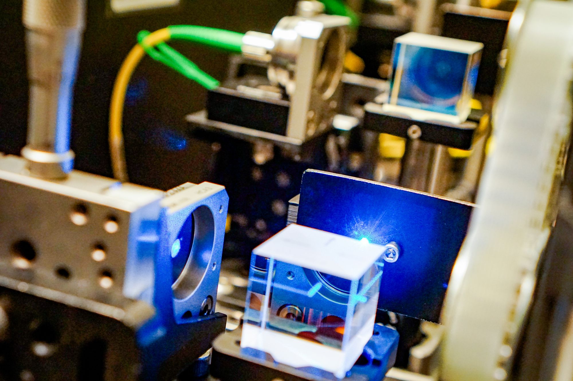 Små mengder av farlige kjemikalier kan gjøre stor skade i både naturen og i menneskekroppen. Med følsomme og effektive metoder er det mulig å oppdage slike kjemikalier før de gjør skade.