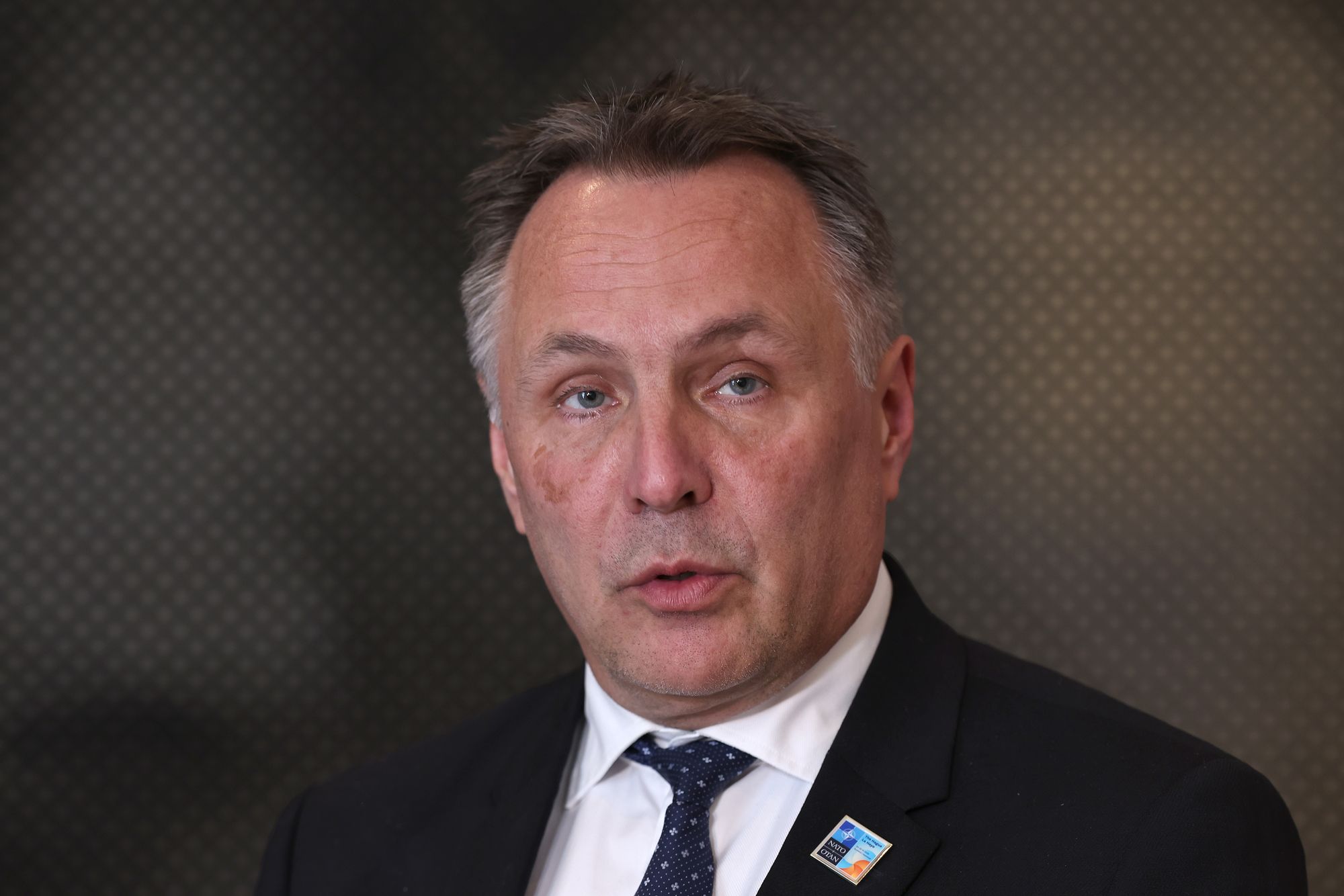 Forsvarsminister Tore O. Sandvik, her under NATO summit 2025 i Haag, kort tid etter at han svarte Stortinget om innkjøpsoversikten.