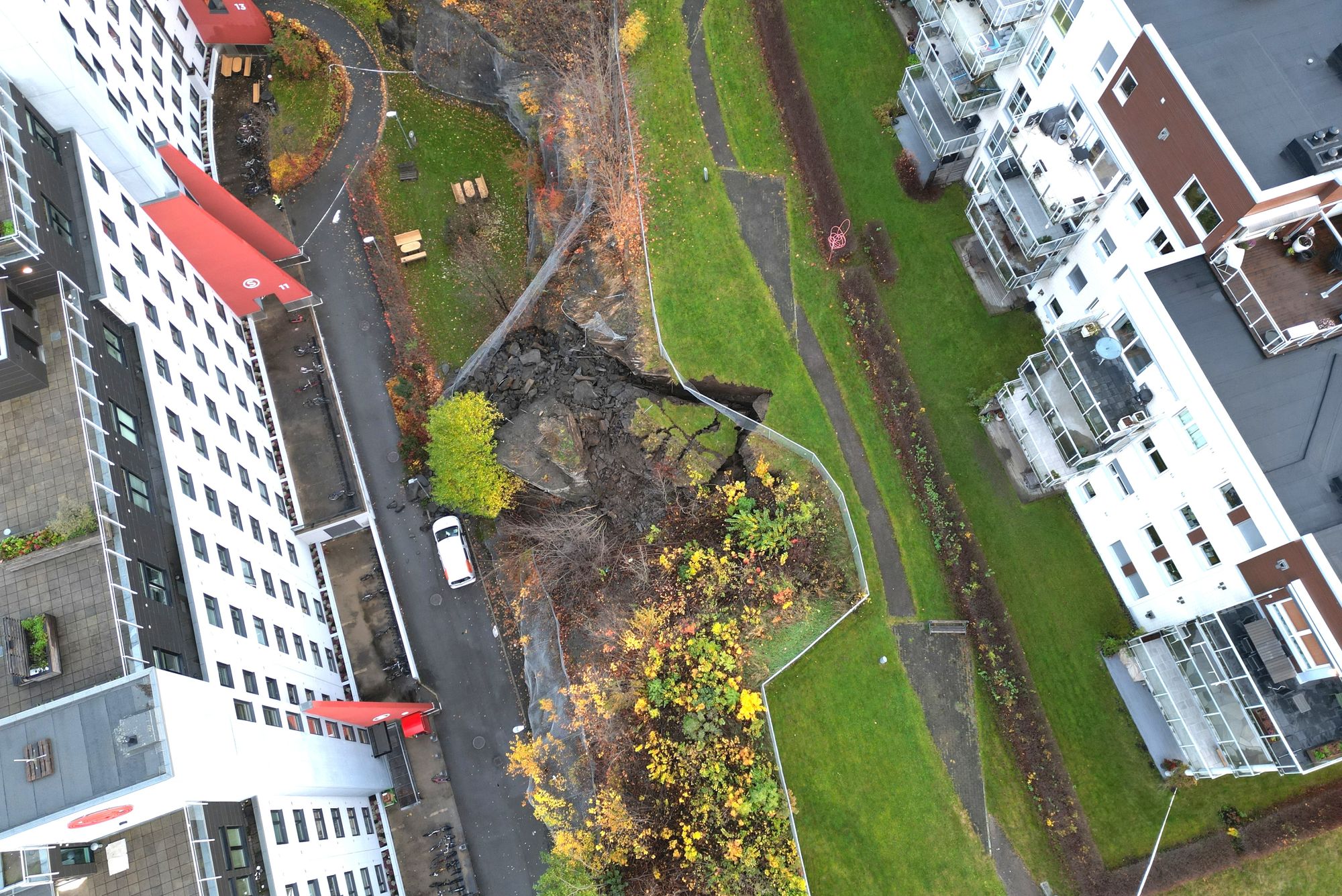 Slik så rasområdet ut mandag morgen. Titalls tonn med steinblokker er i fare for å rase inn i studentboligen.