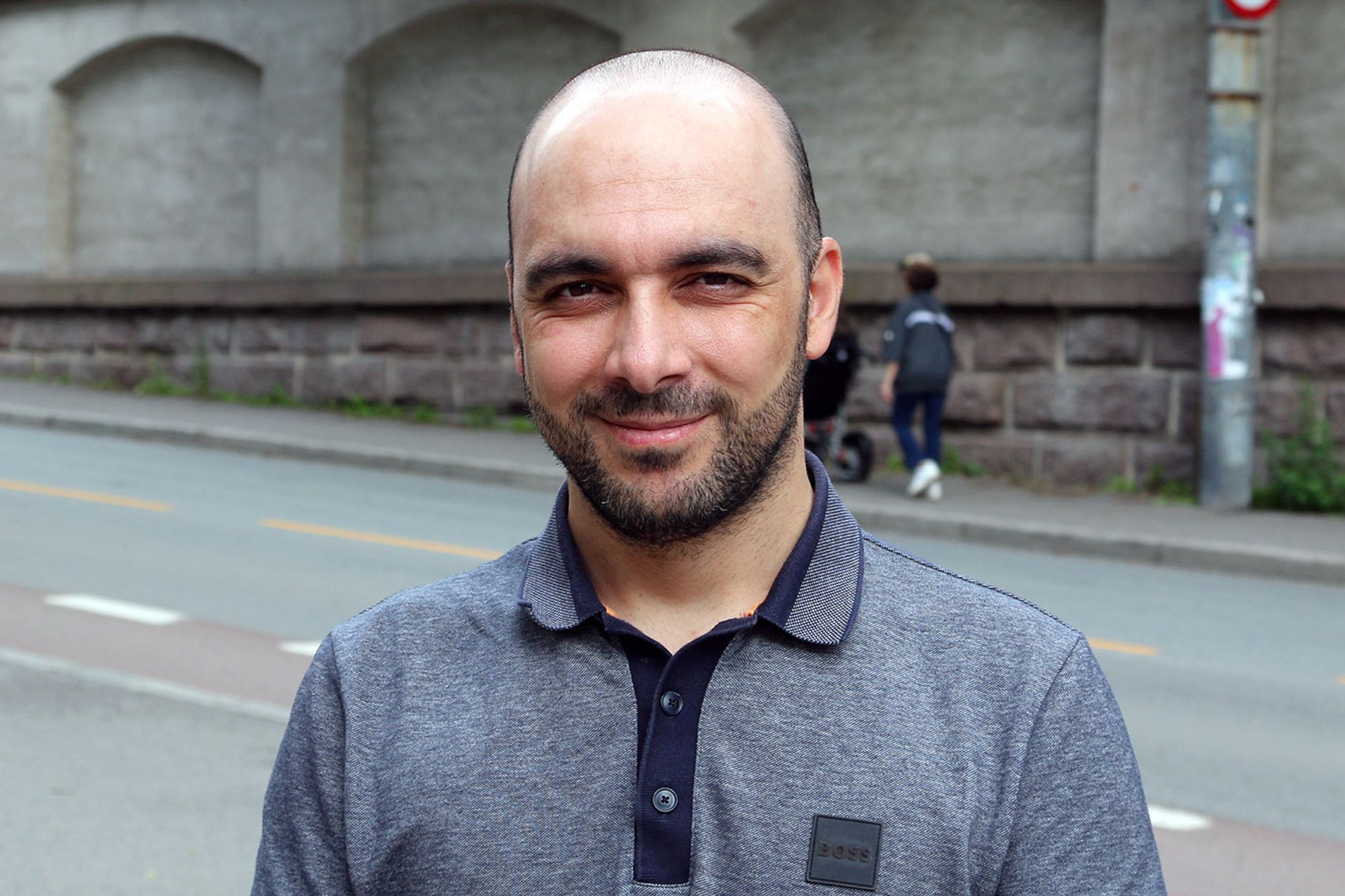 Når brukt trevirke brennes, går karbonet rett ut i lufta. Men på papiret har det ingen klimaeffekt. Argumentet er at «skogen vokser opp igjen og tar det tilbake», skriver innleggsforfatteren.