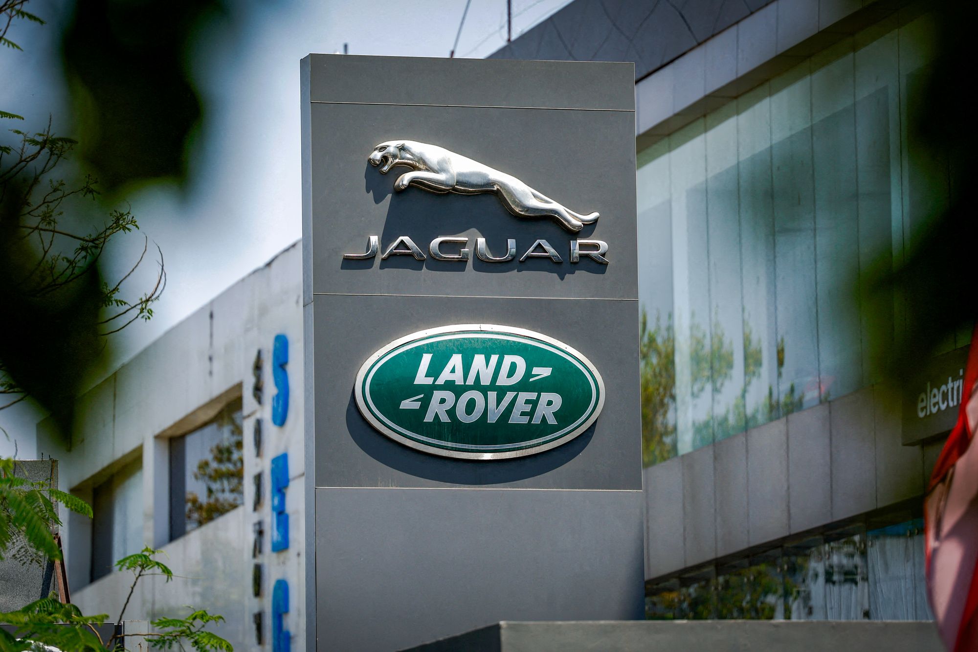 Jaguar Land Rover produserer 1000 biler om dagen. I høst ble det full produksjonsstans i fem uker. Det koster selskapet milliarder. Foto: Priyanshu Singh/Reuters