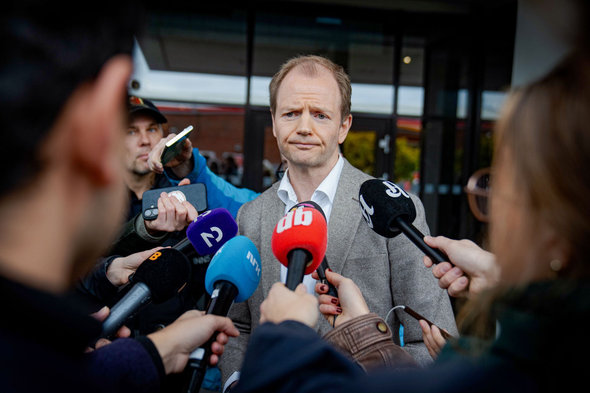 Andreas Eskelund, administrerende direktør i SiO, møtte pressen etter møtet med studentene tirsdag ettermiddag. Til venstre innsatsleder Anders Rønning i politiet. 